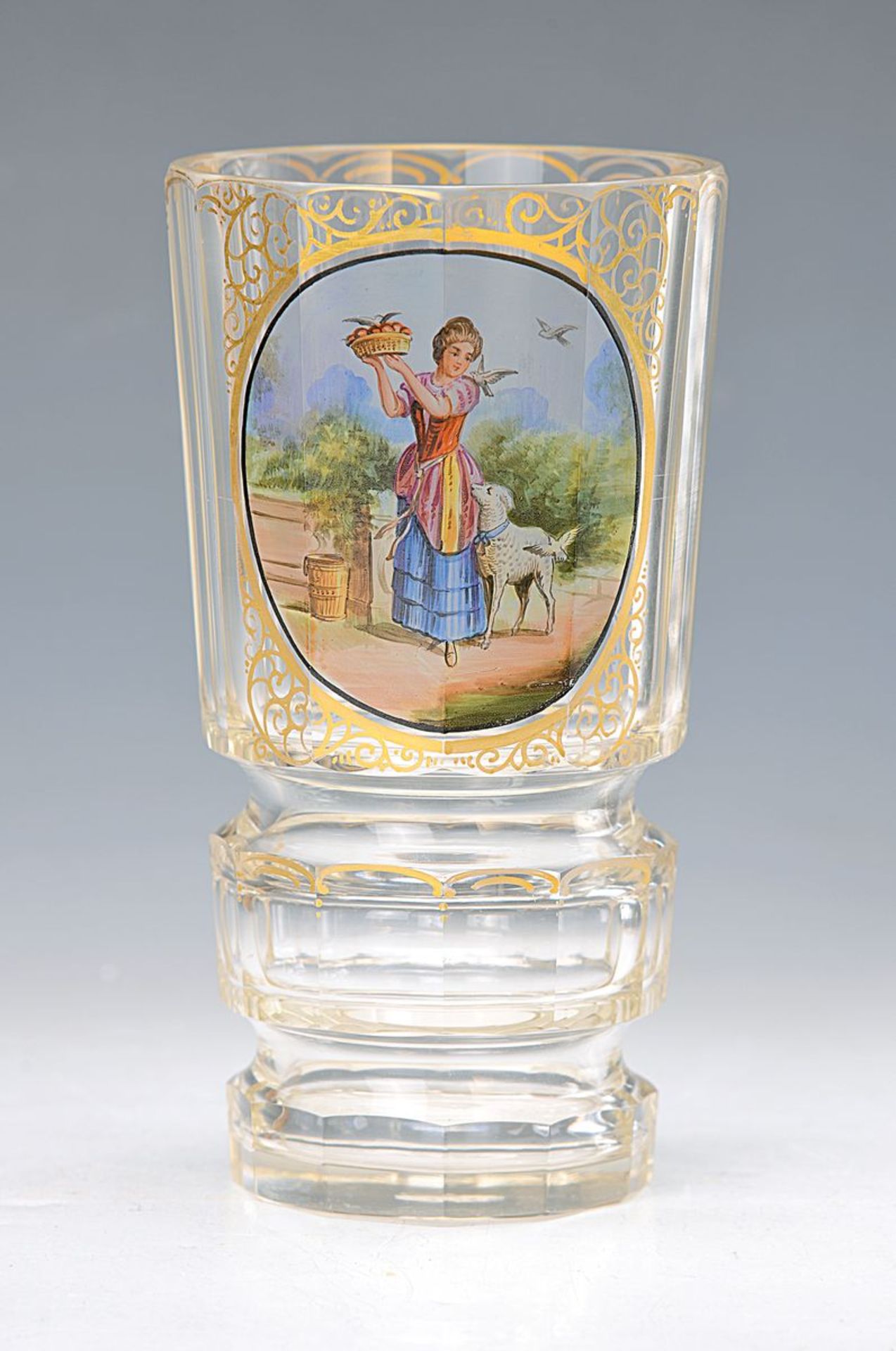 Großes Becherglas, Böhmen, Mitte 19. Jh., farbloses facettiertes Glas, in goldgerahmter Kartusche