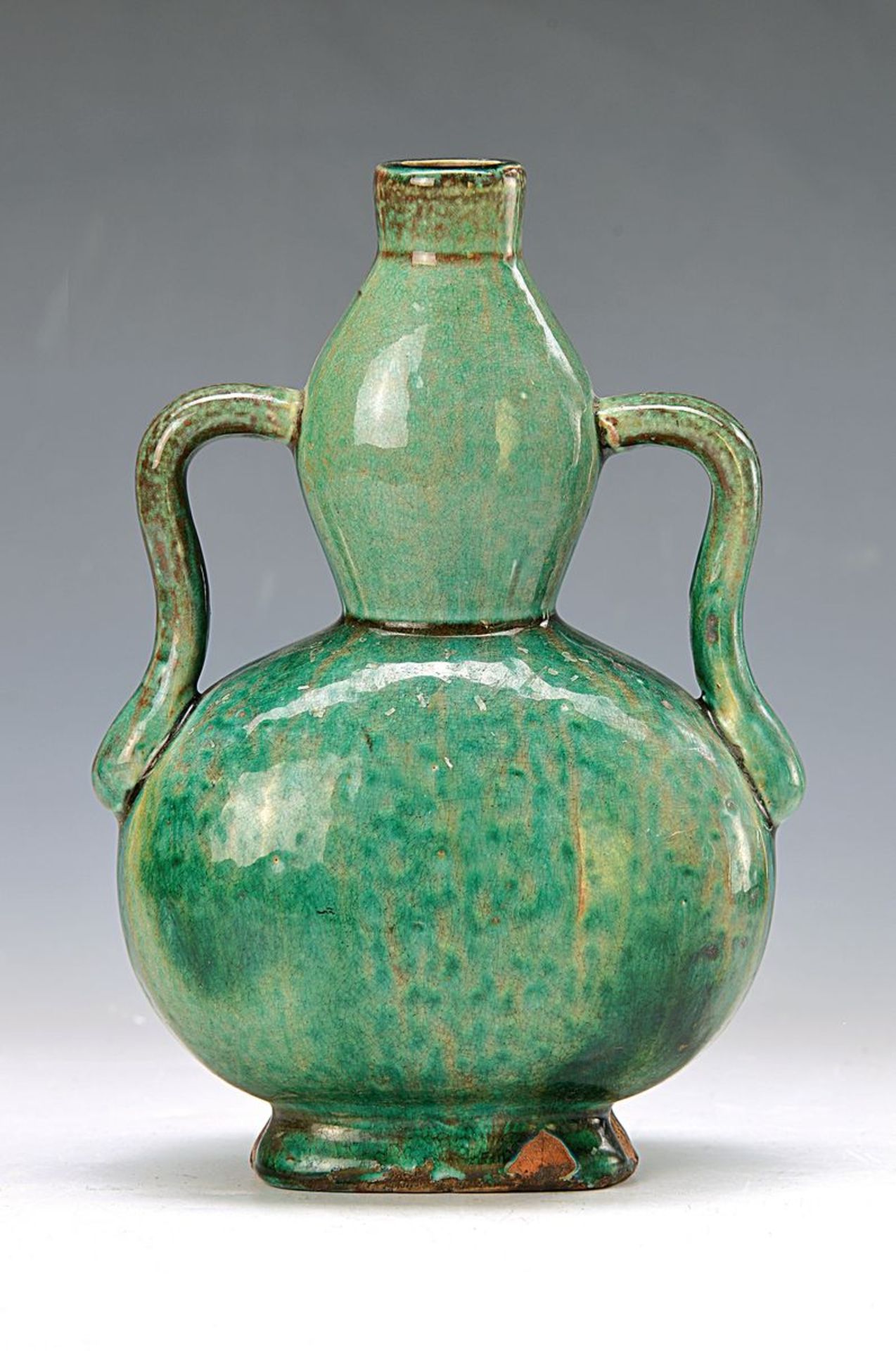 Doppelhenkelvase, China, neuzeitlich, roter Keramikscherben mit grünen Laufglasuren, H.ca. 23.5
