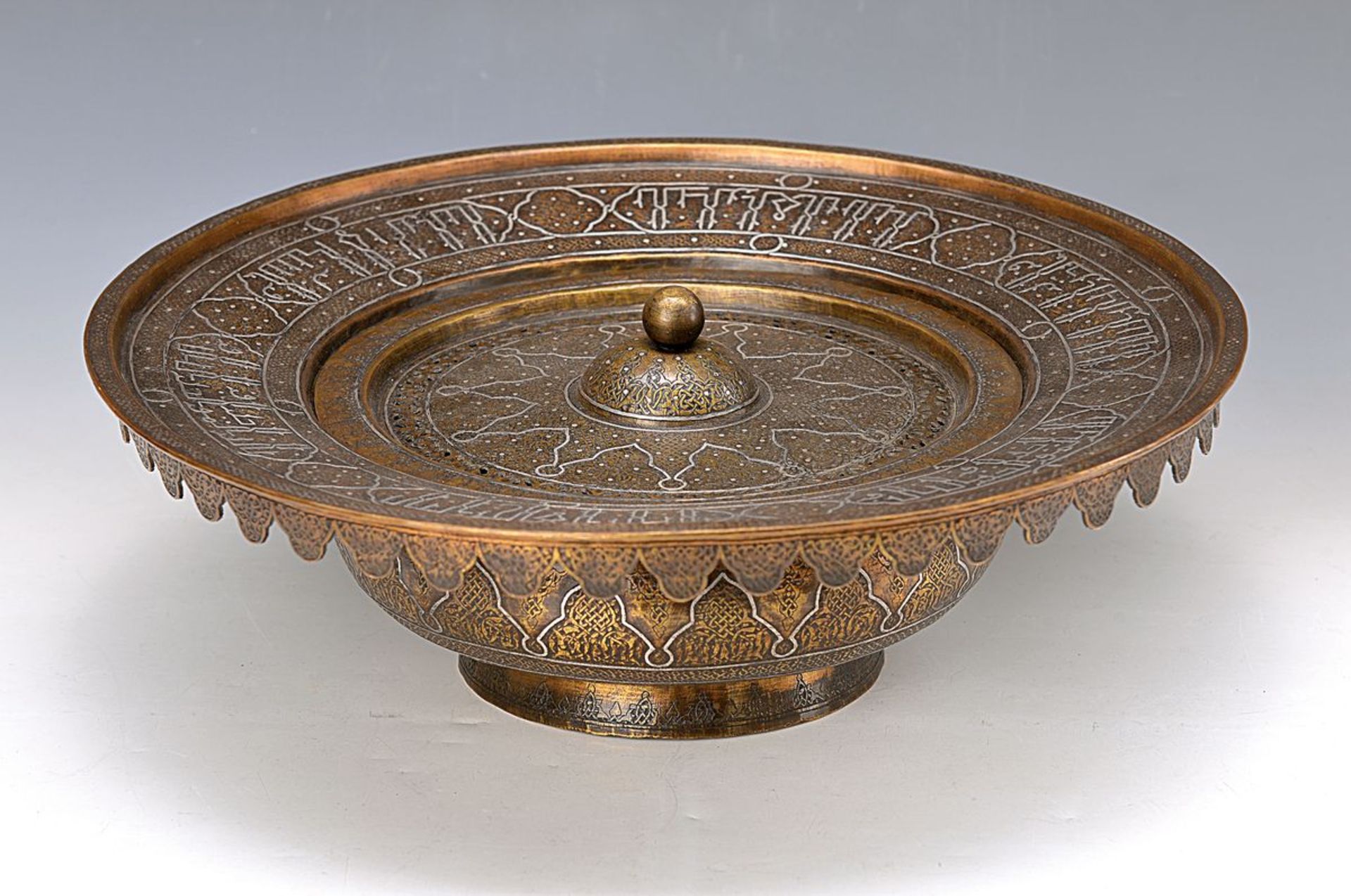 Handwaschbecken, islamisch, Anfang 20. Jh., Bronze, tauschiert, Deckel abnehmbar, aufwendige
