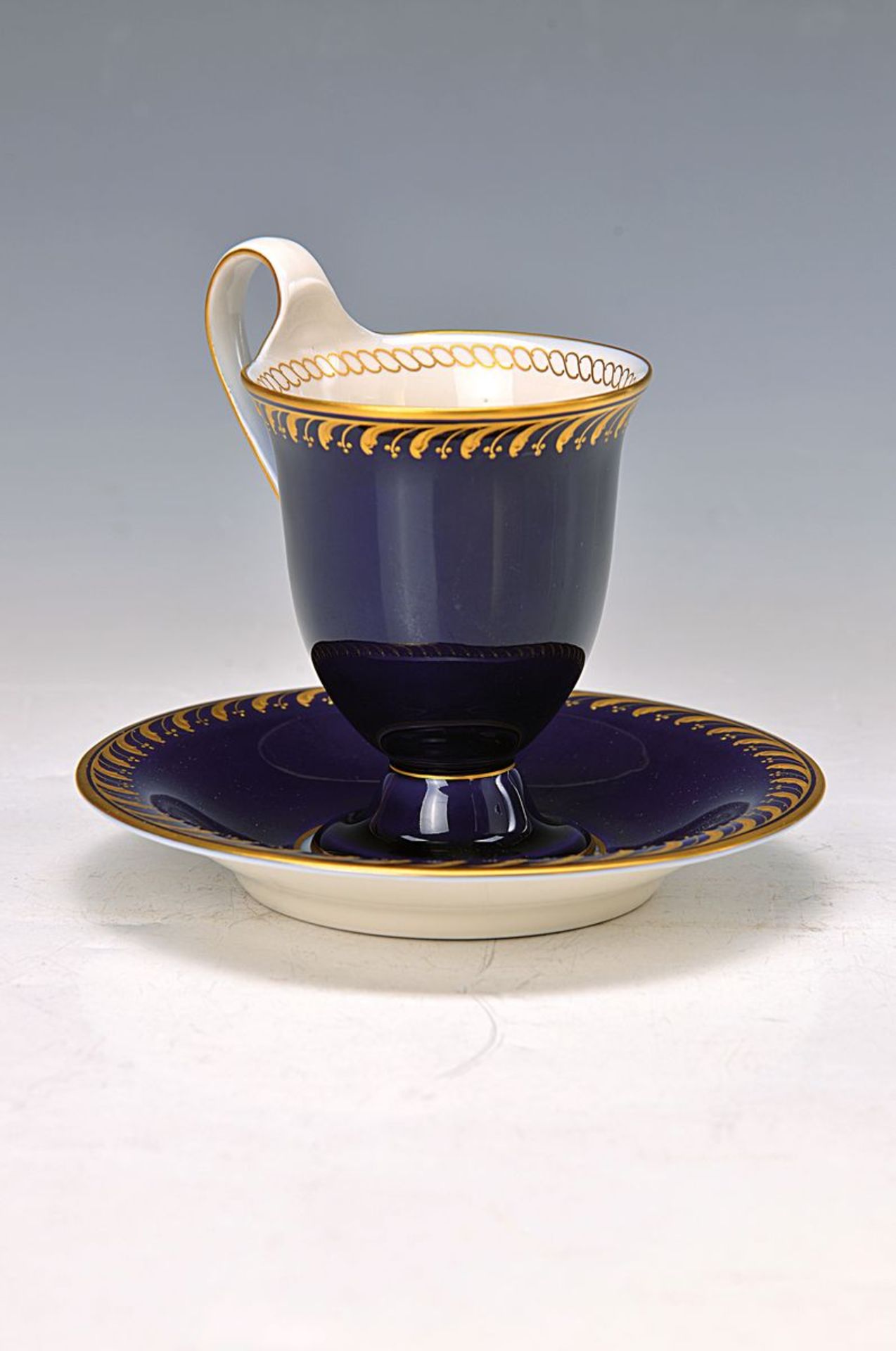 Tasse mit Untertasse, KPM Berlin, Anfang 20.Jh., kobaltblauer Fond, florale Goldstaffage, H.ca. 11