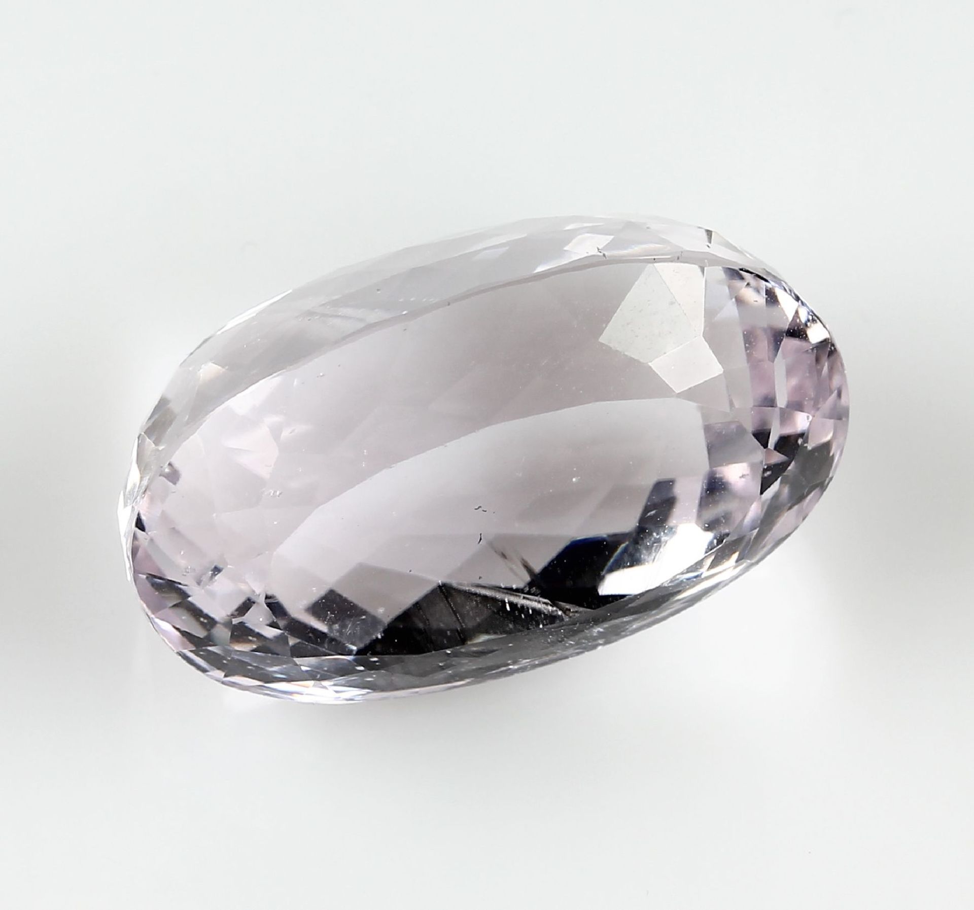 Loser Kunzit ca. 64.87 ct, ovalfacett., H. ca. 16.6 mm, ca. 27.87 x 17.10 mm, zartes Rosa