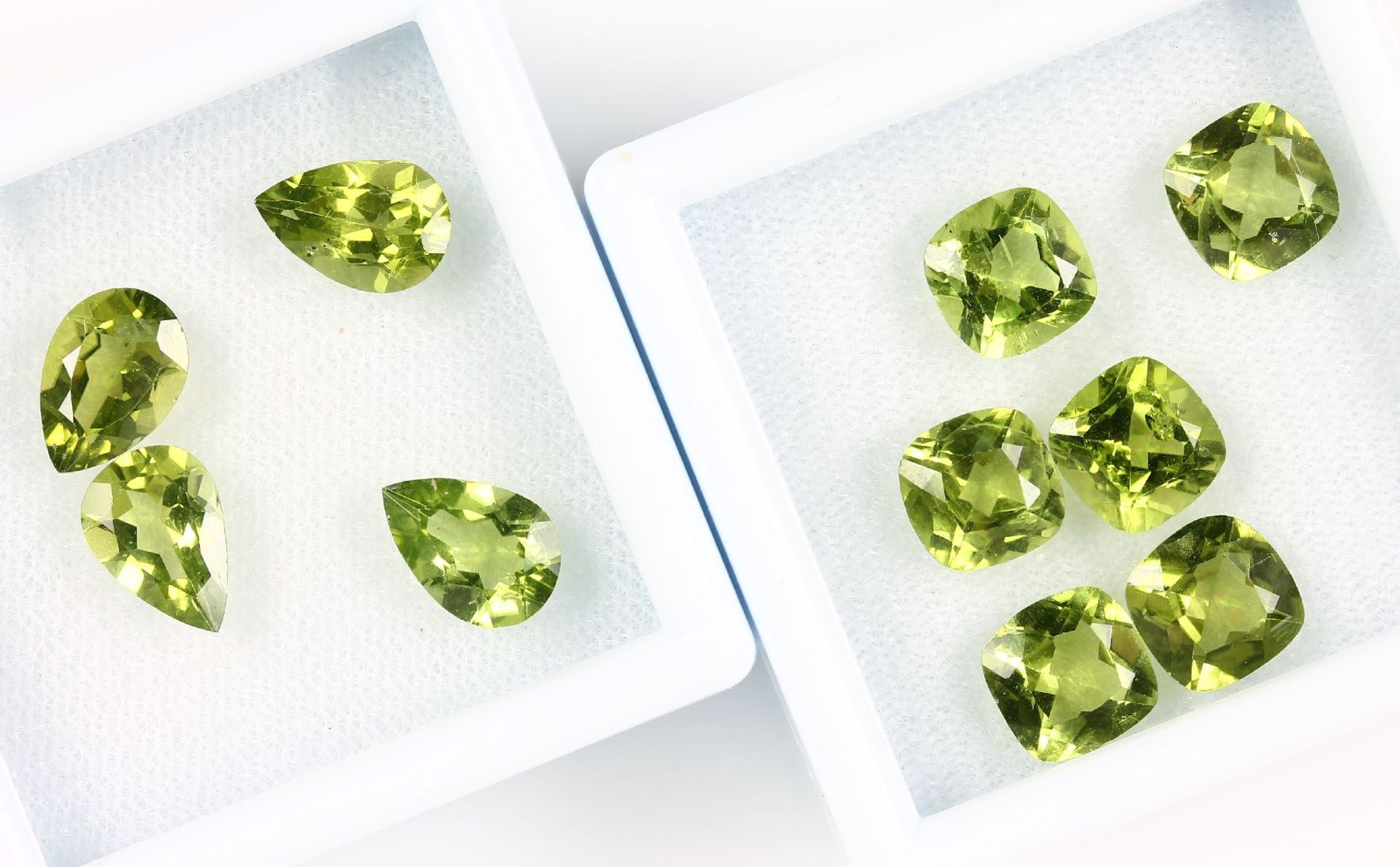 Lot Peridots zus. ca. 21.40 ct, 1 x 4 Peridot-Tropfen zus. ca. 8.12 ct, (2.38/1.88/2.07/1.80 ct);