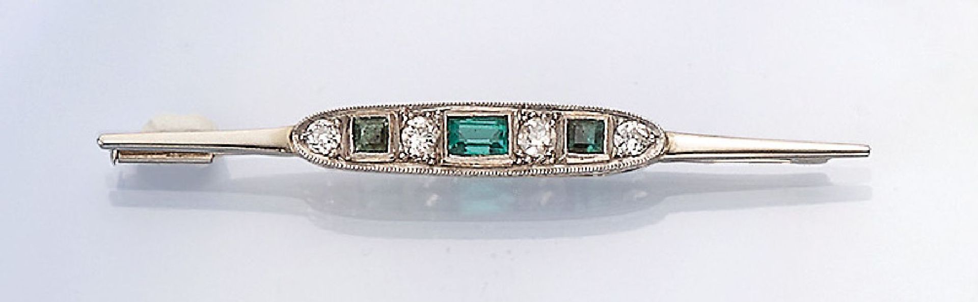 Art-Deco Brosche mit Smaragden und Diamanten, 1930er Jahre, Platin, 3 facett. Smaragde zus. ca. 0.25