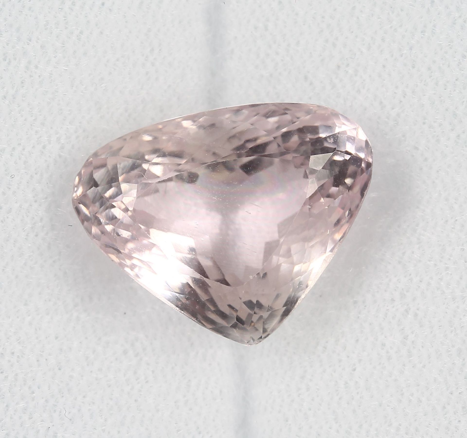 Loser Kunzit ca. 18.44 ct, facett. Triangelform, zartes Altrosa Schätzpreis: 1100, - EURLoose