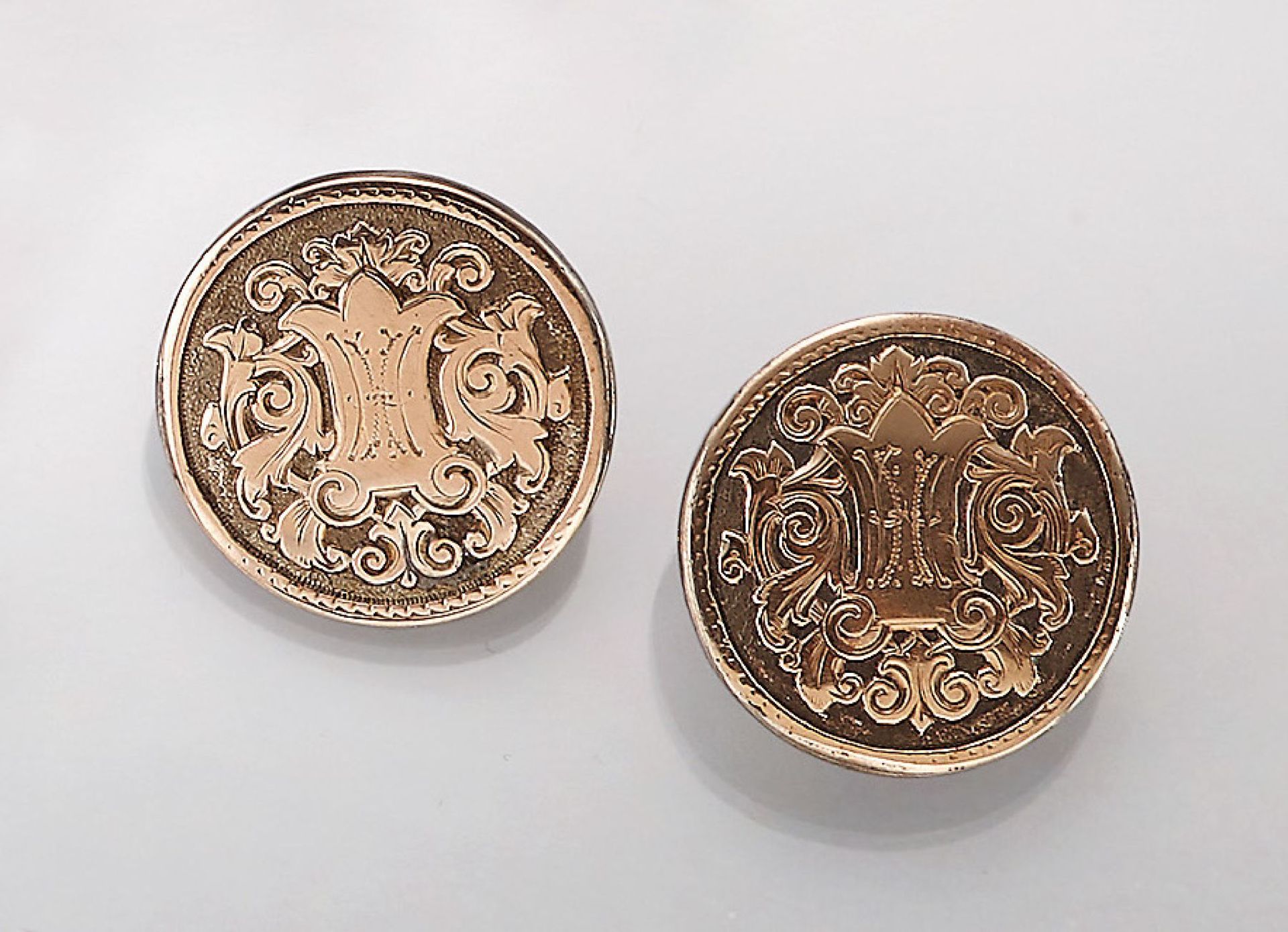 Paar Frack-/Manschettenknöpfe, deutsch um 1900, Silber und GG 333/000, Rocaillendekor, mittig