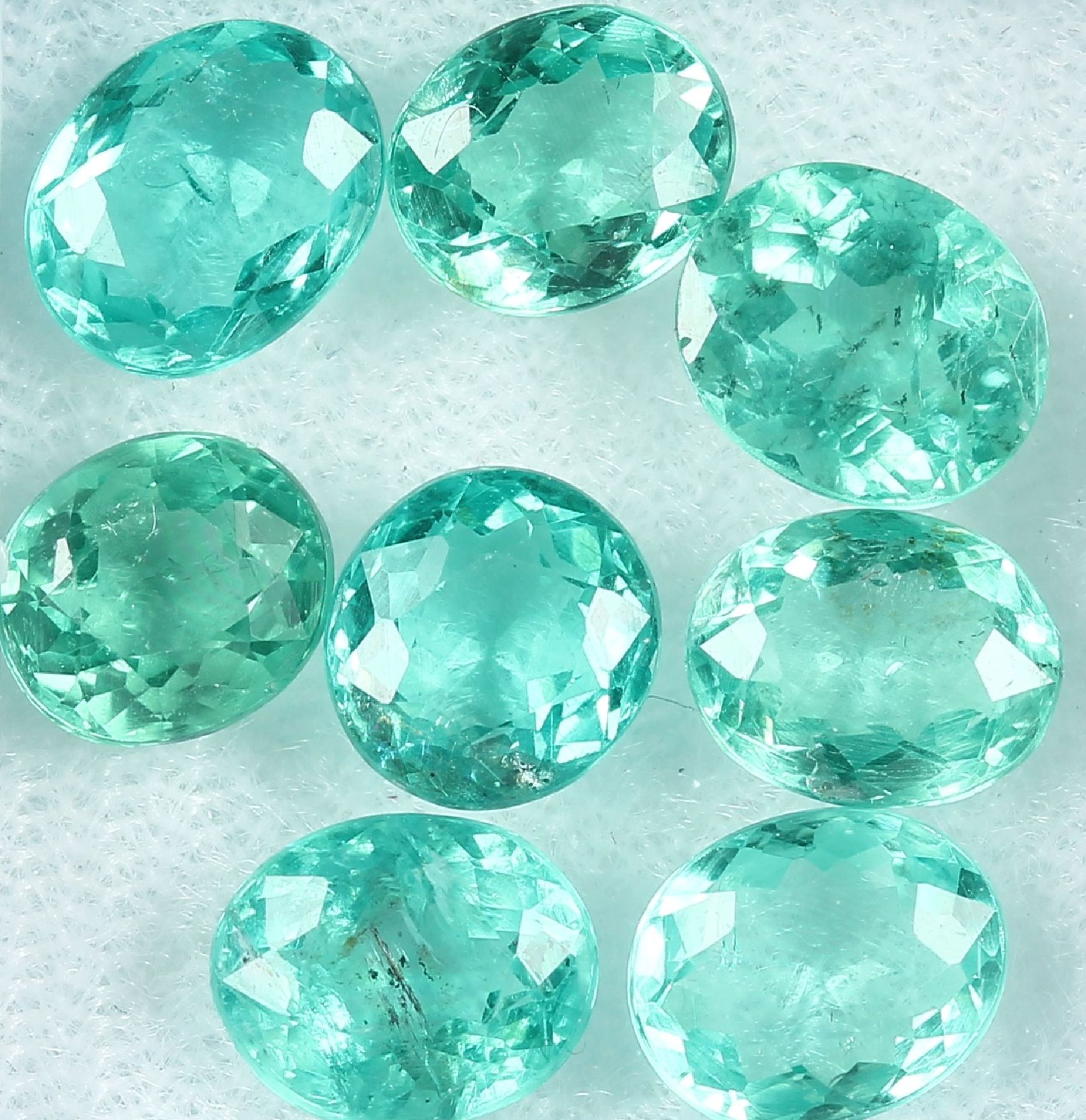 Lot 8 lose Neon-Apatite zus. ca. 10.57 ct, ovalfacett., versch. Größen und Grüntöne Schätzpreis: