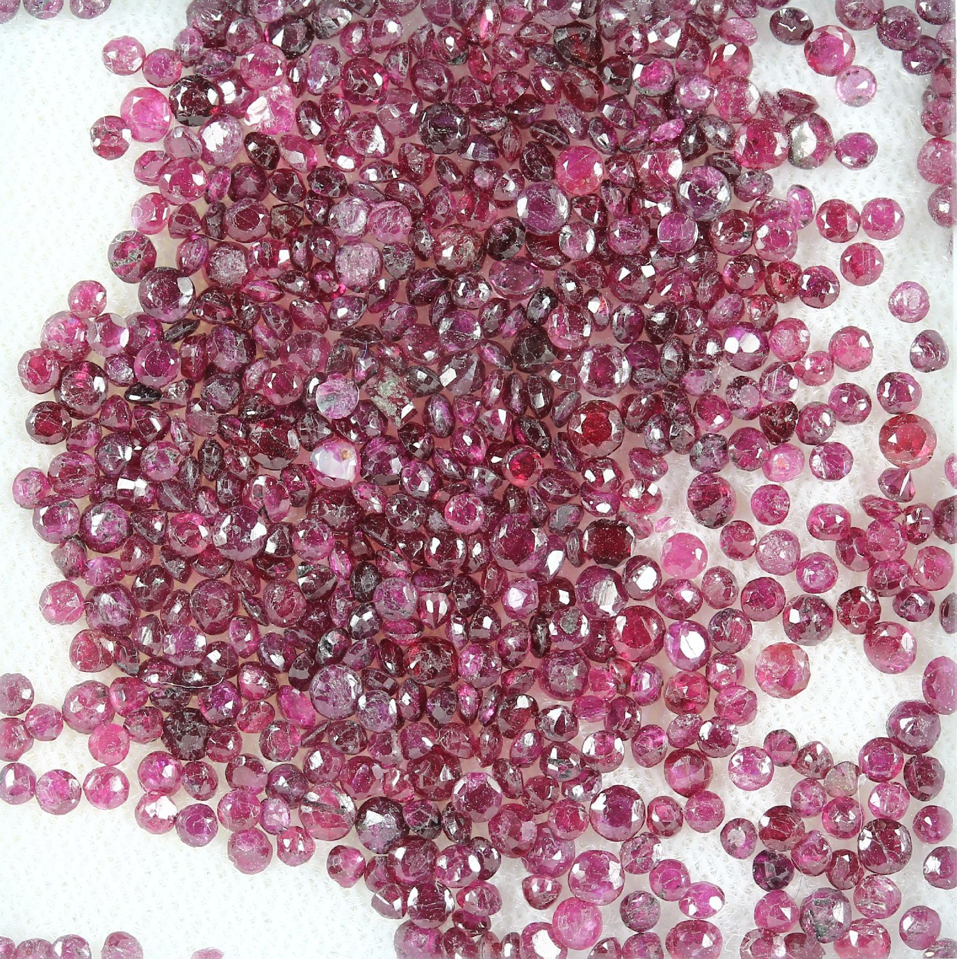 Lot lose Rubine, zus. ca. 25.1 ct, rund facett., AusfasswareLot loose rubies, total approx. 25.1 ct,