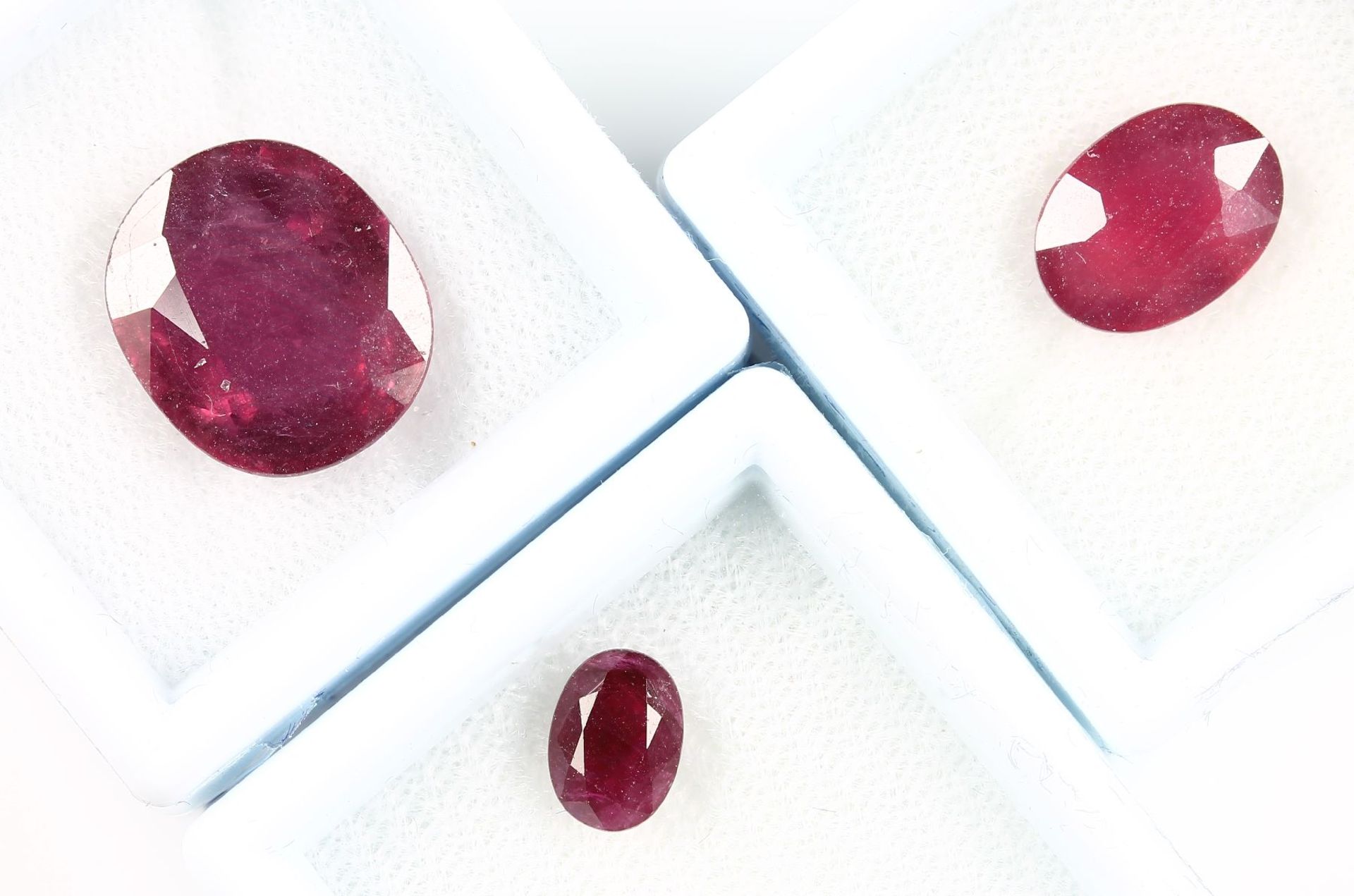 Lot 3 lose Rubine, best. aus: 1 x ca. 9.31 ct, 1 x ca. 4.09 ct, 1 x ca. 1.27 ct, oval facett.Lot 3