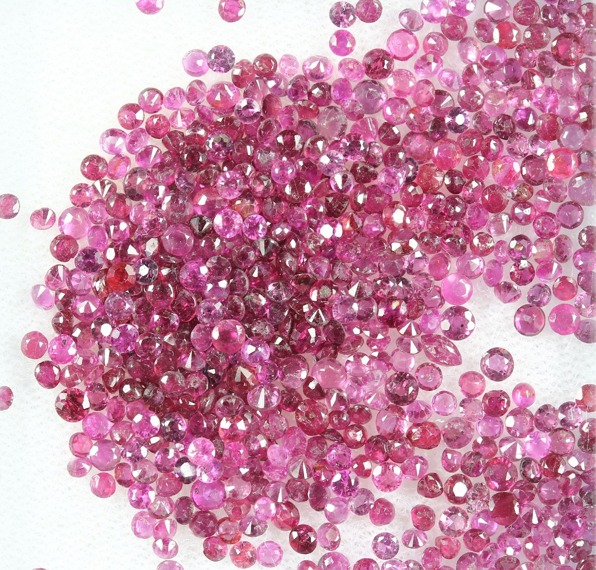 Lot lose Rubine, zus. ca. 24 ct, rund facett., z.T. AusfasswareLot loose rubies, total approx. 24