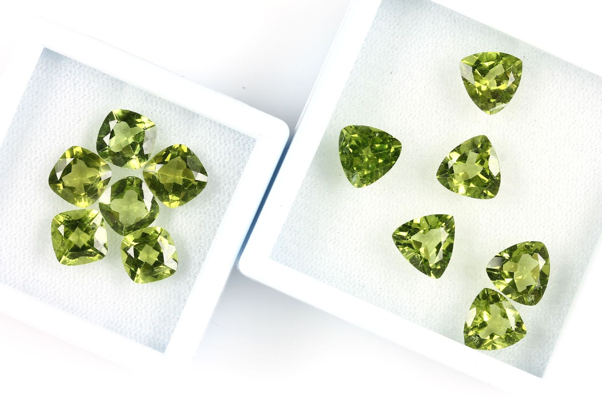 Lot 12 lose facett. Peridots zus. 27.57 ct, 6 x Triangel, 6 x Kissenschliff Schätzpreis: 2500, -