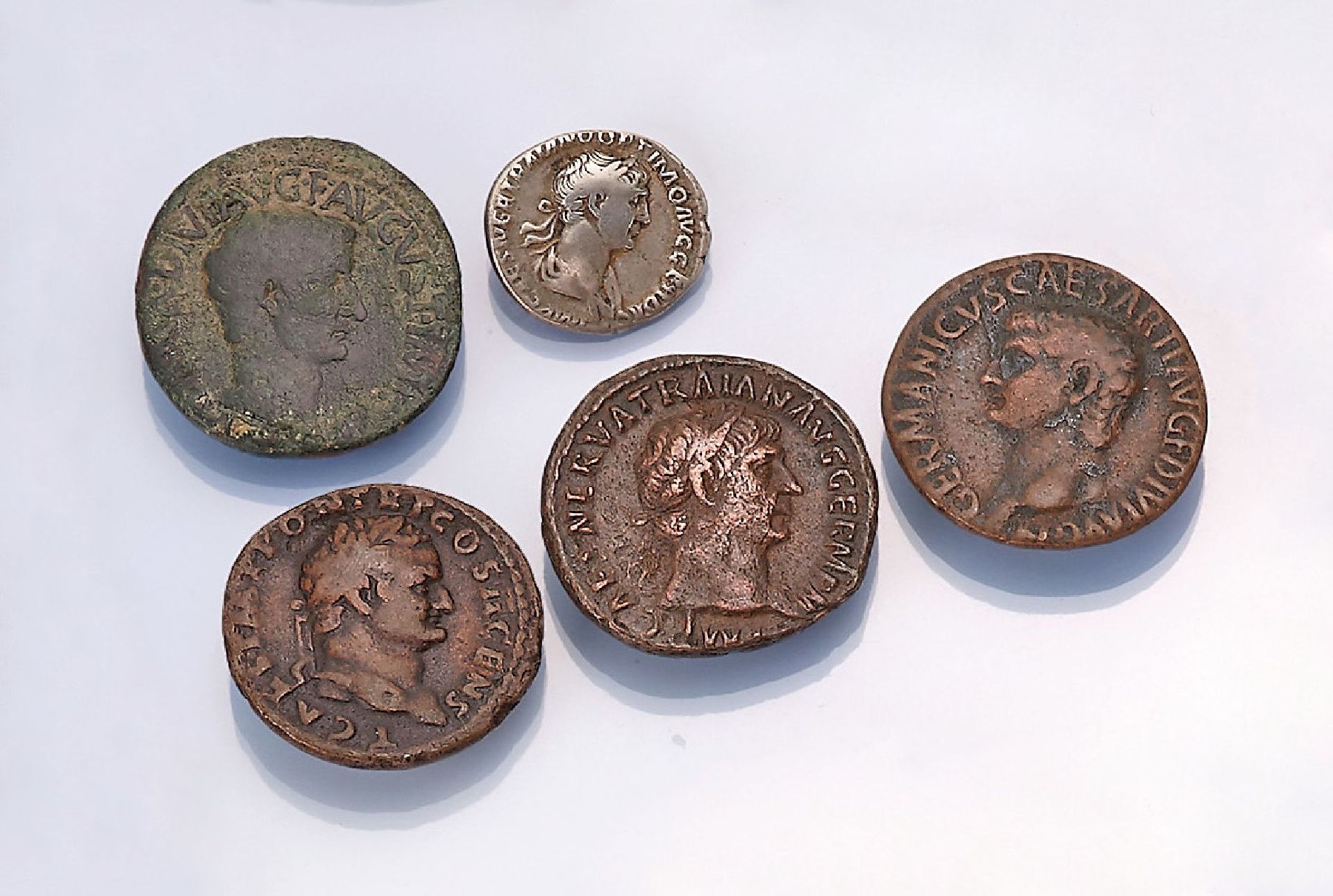 Konvolut 5 röm. Münzen, best. aus: 1 x Tiberius, 14-37 n.Chr., TI CAESAR DIVI AVG F AVGVSTVS, RV: