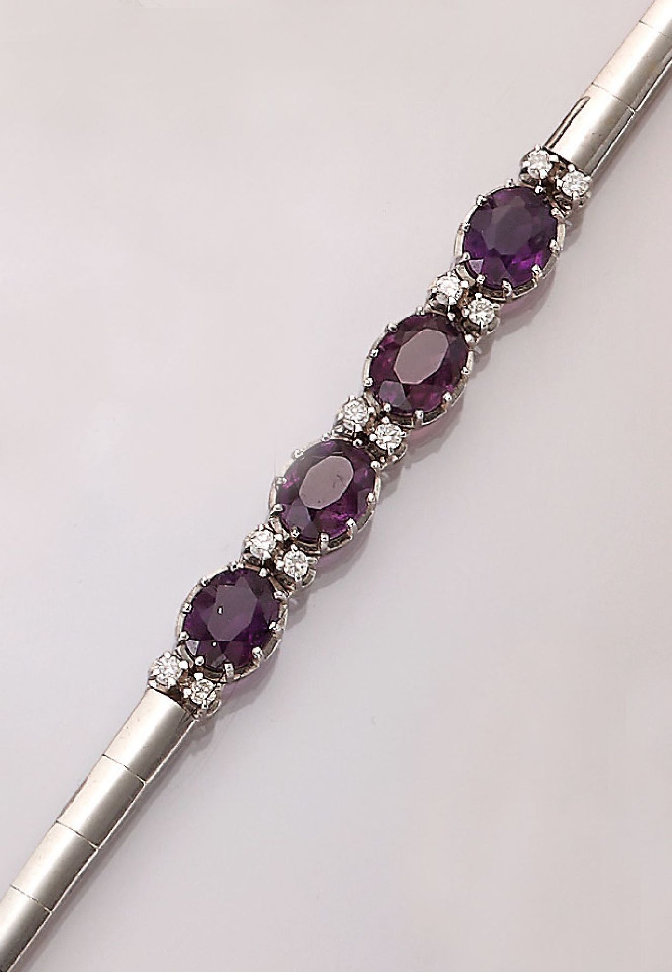 18 kt Gold Armband mit Amethysten und Brillanten, WG 750/000, 4 ovalfacett. Amethyste zus. ca. 11.00