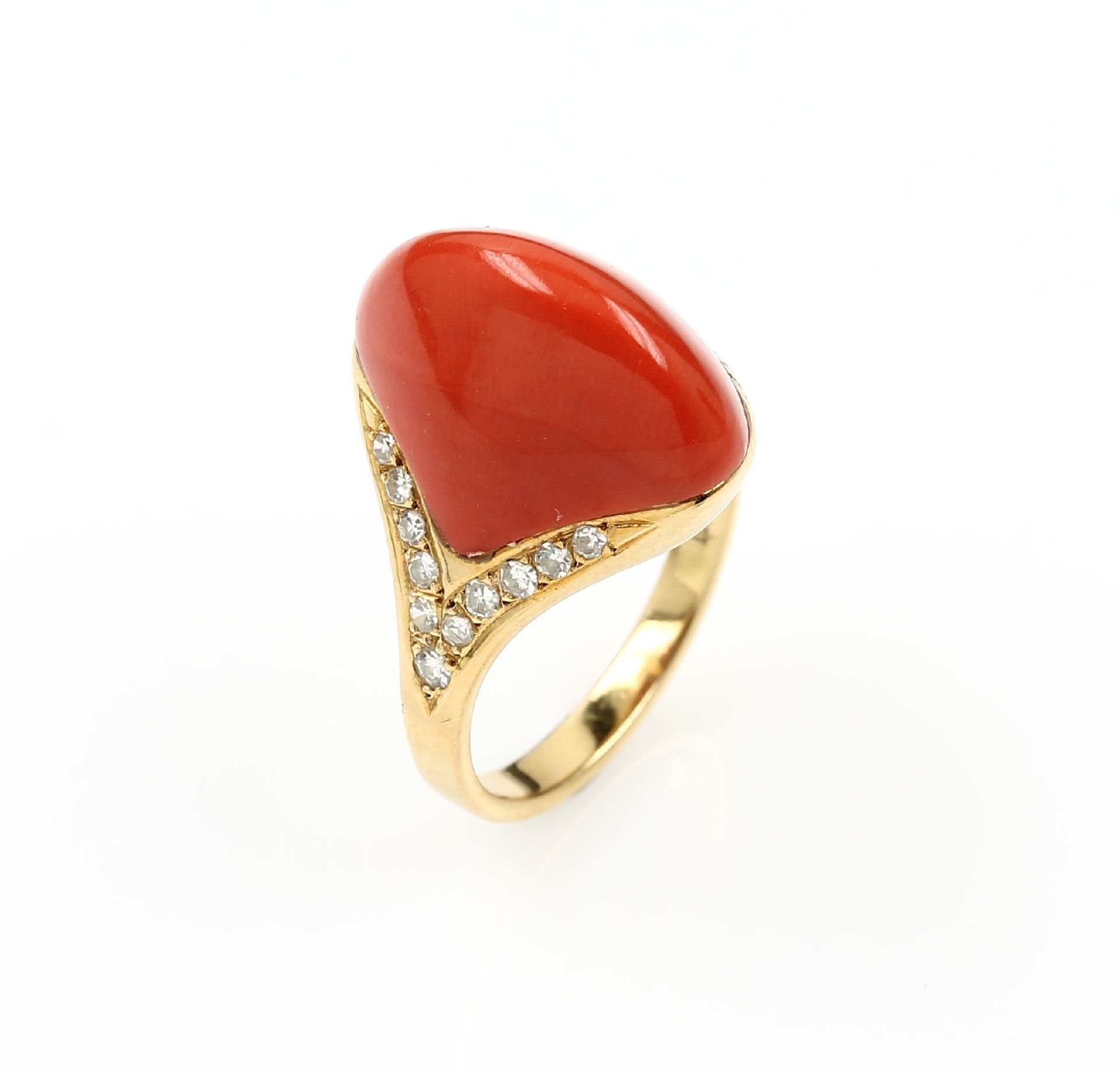 Ring mit Koralle und Diamanten, GG 750/000, hoher Korallencabochon von guter Farbe, 22 8/8-Diamanten