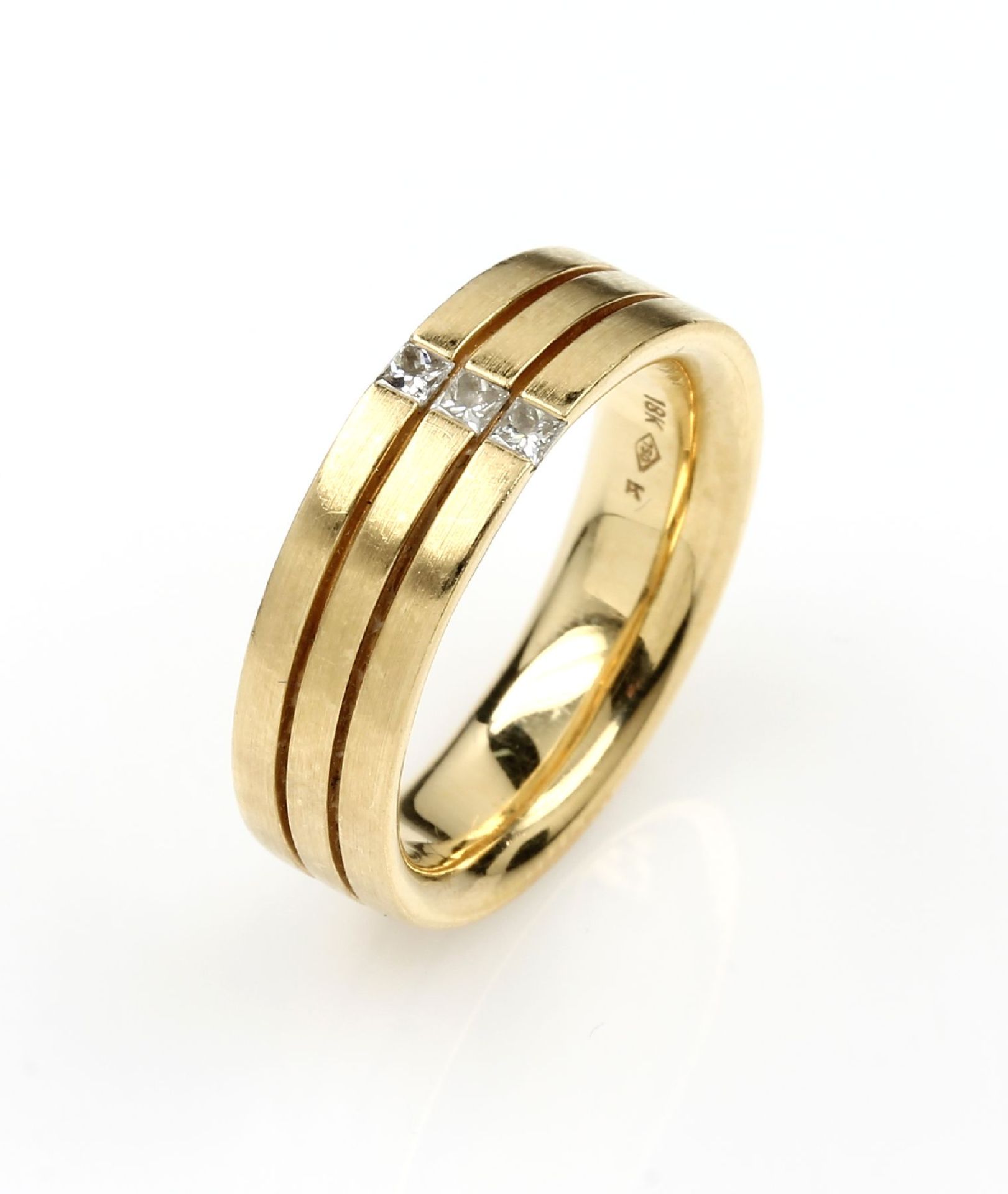 18 kt Gold Ring mit Diamanten, GG 750/000, mittig 3 Diamanten im Princess-Cut zus. ca. 0.15 ct