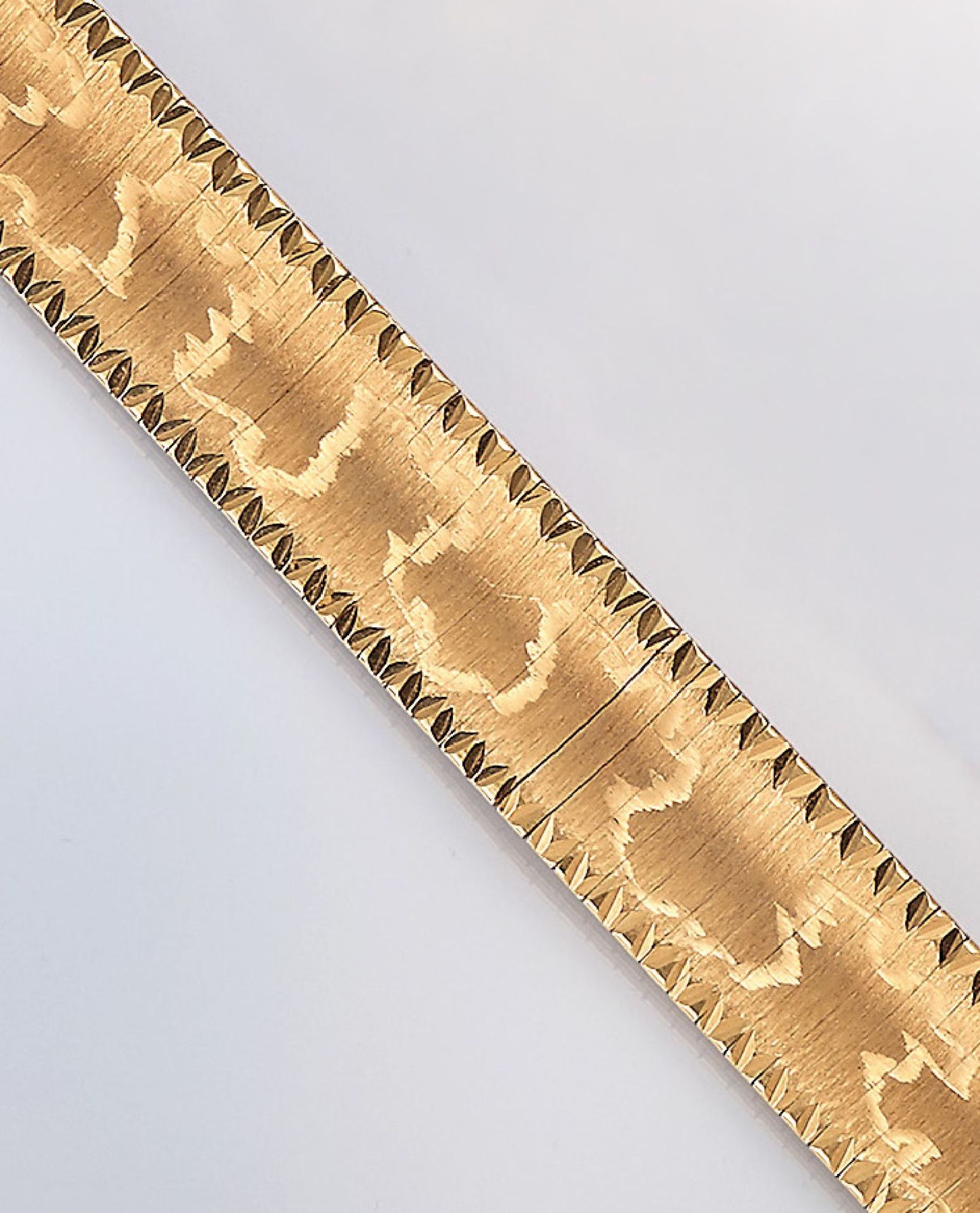 18 kt Gold Armband, GG 750/000, ca. 45 g, Oberfläche gebürstet und reich grav., L. ca. 19 cm,