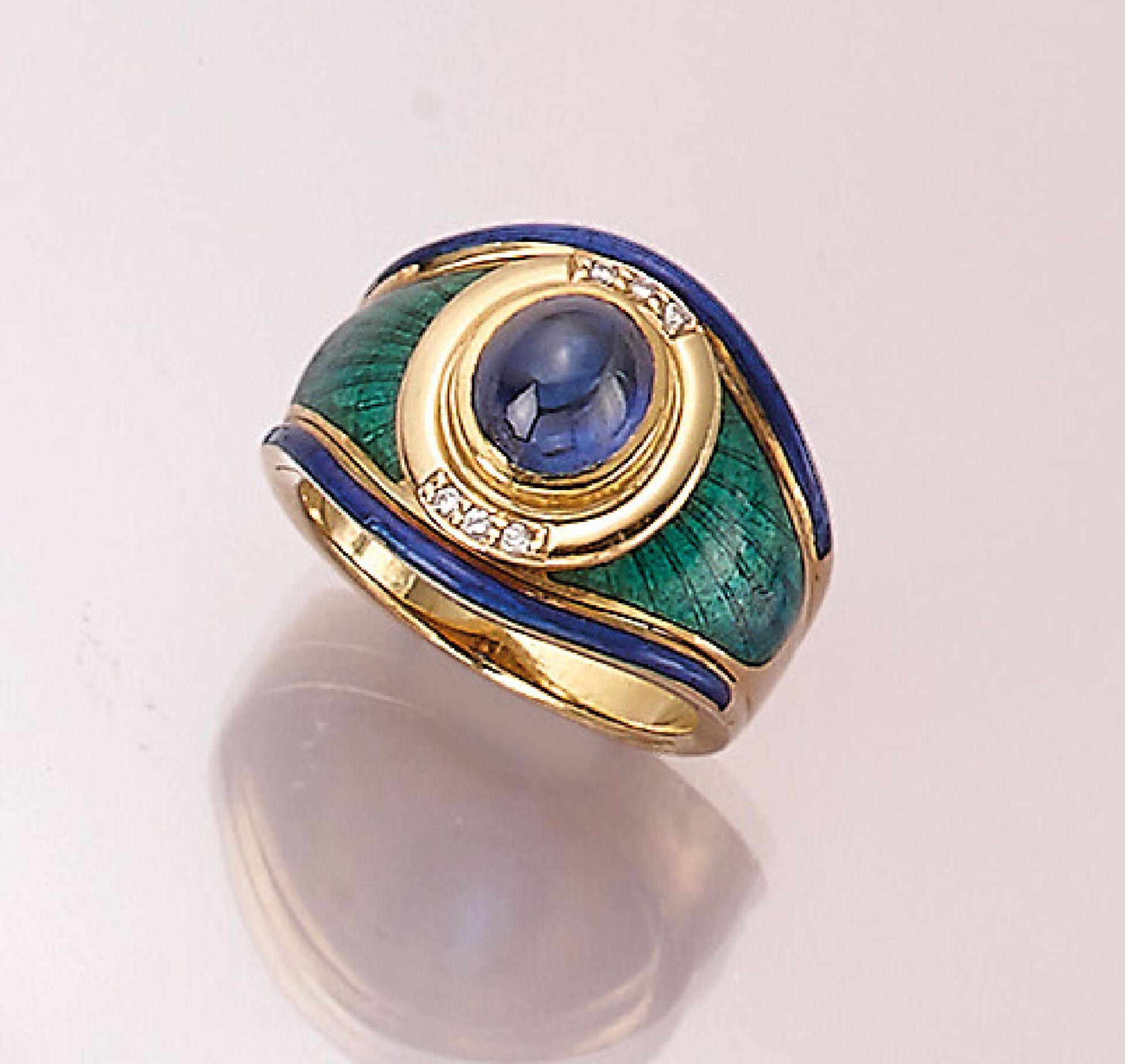 18 kt Gold Ring mit Email, Saphir und Brillanten, GG 750/000, mittig mit einem ovalen Saphircabochon