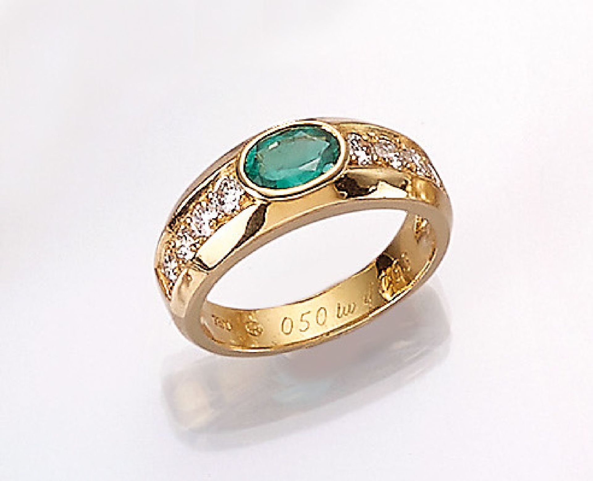 18 kt Gold Ring mit Smaragd und Brillanten, GG 750/000, ovalfacett. Smaragd ca. 0.80 ct, 8