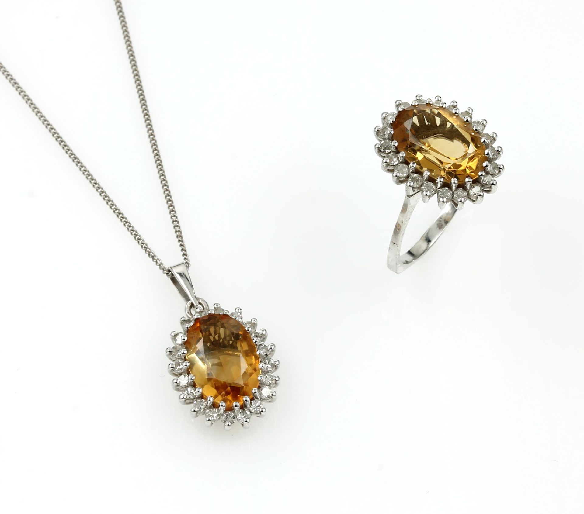 14 kt Gold Schmuckset mit Citrinen und Diamanten, WG 585/000, best. aus: Anhänger mit ovalfacett.