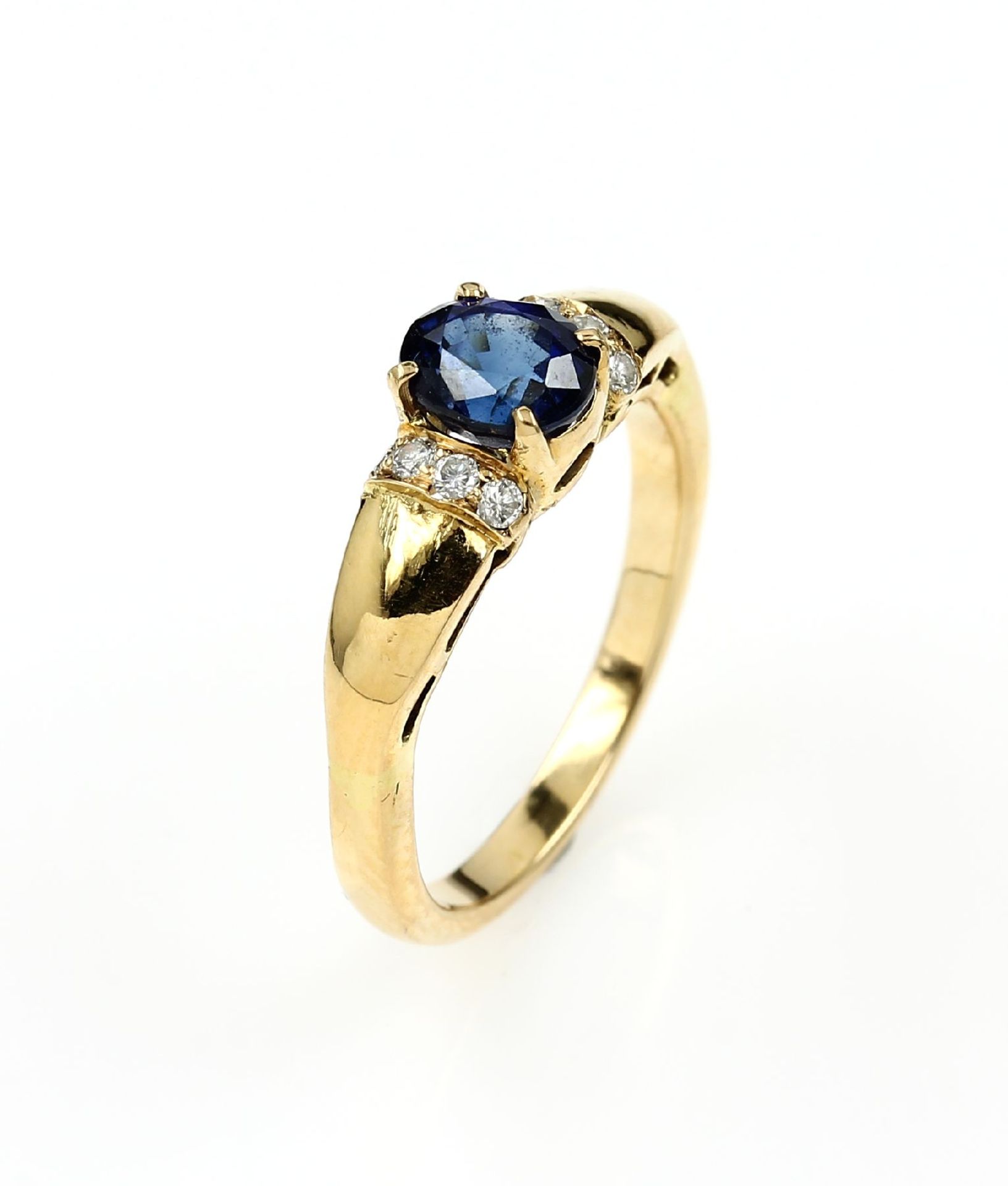 18 kt Gold Ring mit Saphir und Brillanten, GG 750/000, mittig oval facett. Saphir ca. 1 ct,