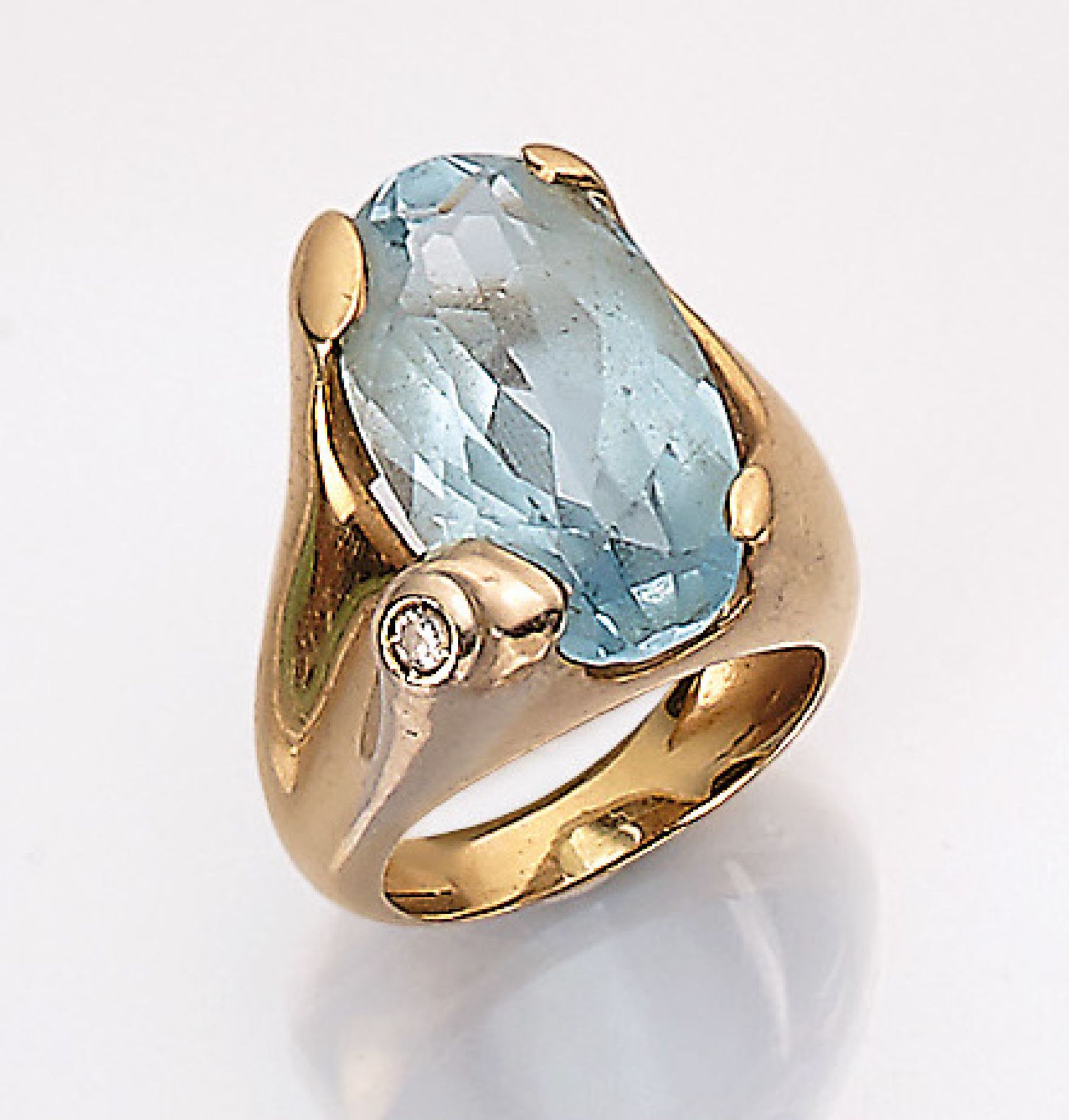 Ring mit Aquamarin und Brillant, GG 750/000, Meistermarke unleserlich, ovalfacett Aquamarin ca. 15.0