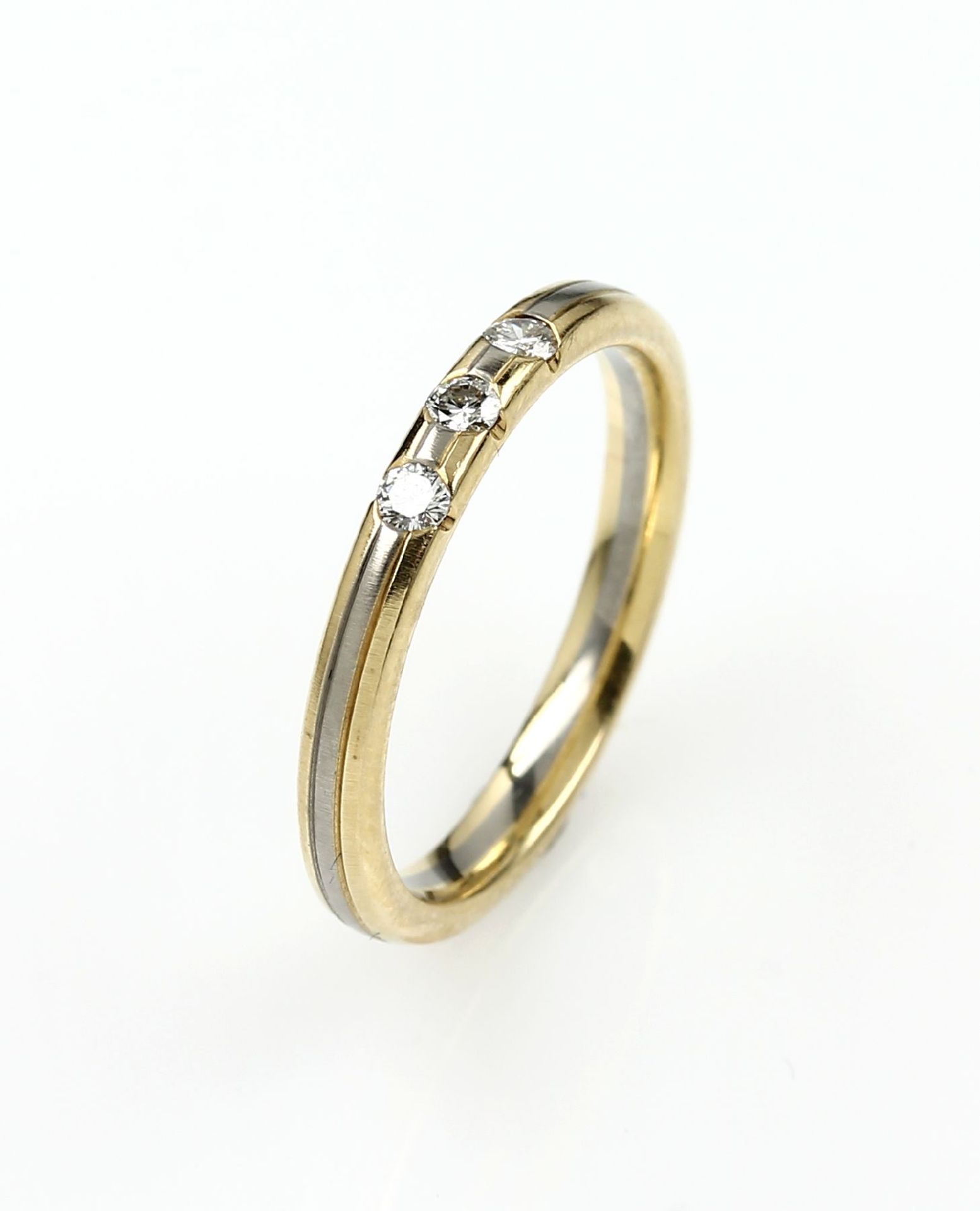 14 kt Gold Ring mit Brillanten, GG/WG 585/ 000, 3 Brillanten zus. ca. 0.13 ct Weiß/si (grav.),