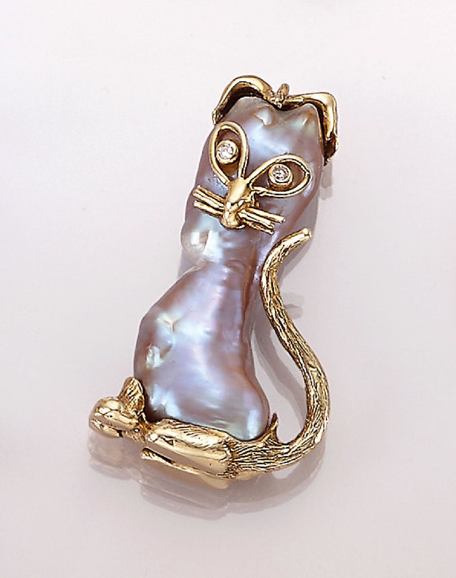 18 kt Gold Brosche "Katze" mit Zuchtperle und Brillanten, GG 750/000, Körper aus einer Zuchtperle,