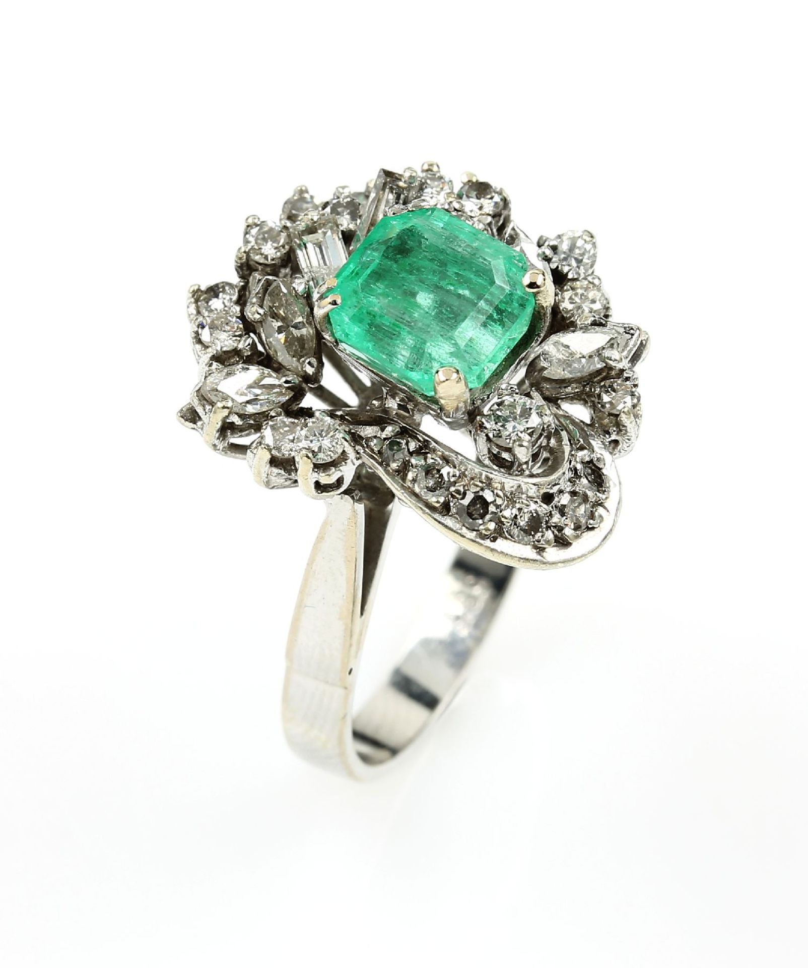 14 kt Gold Ring mit Smaragd und Diamanten, WG 585/000, facett. Smaragd im Emerald-Cut ca. 1.50 ct,