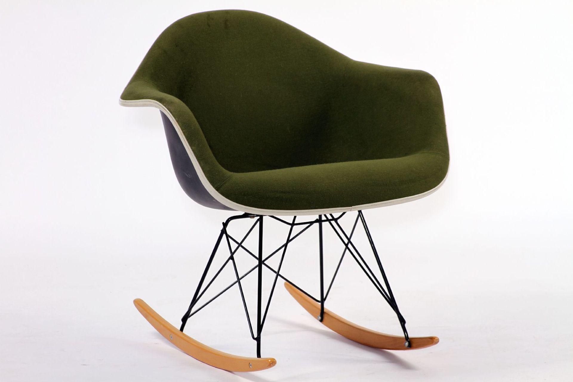 Eames Fiberglass Armchair RAR, "Vitra", Design by Charles & Ray Eames von 1950, die Schalenstühle