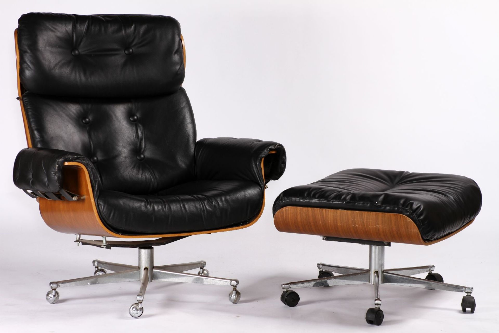 Lounge Chair & Ottoman, um 1970/80, schwarze Lederbezüge mit Knopfheftung, Schalen Nussbaum,