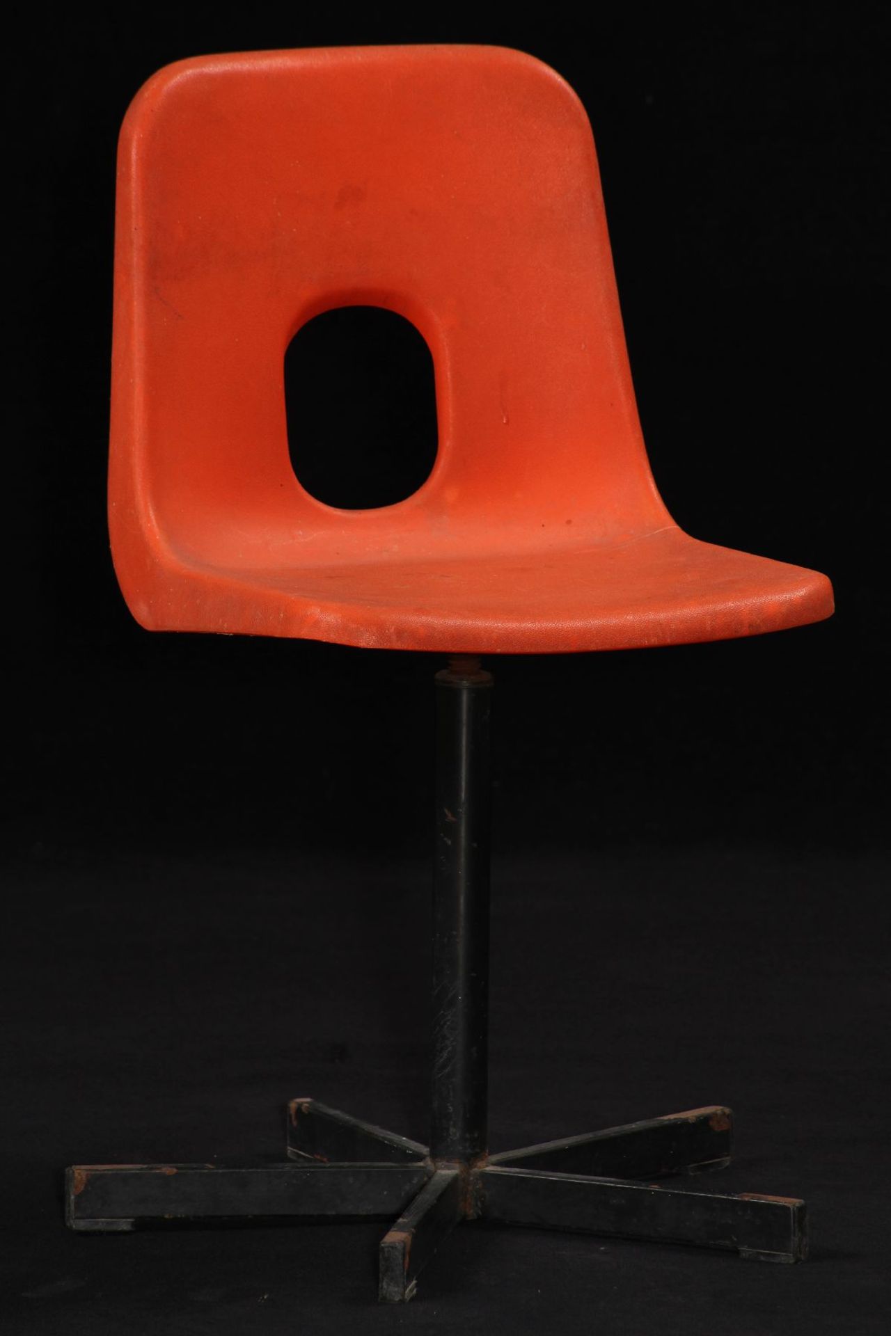 Stuhl, "Hille", made in Britain, 1970er-Jahre, Sitzschale Kunststoff orange, Unterteil Eisen schwarz