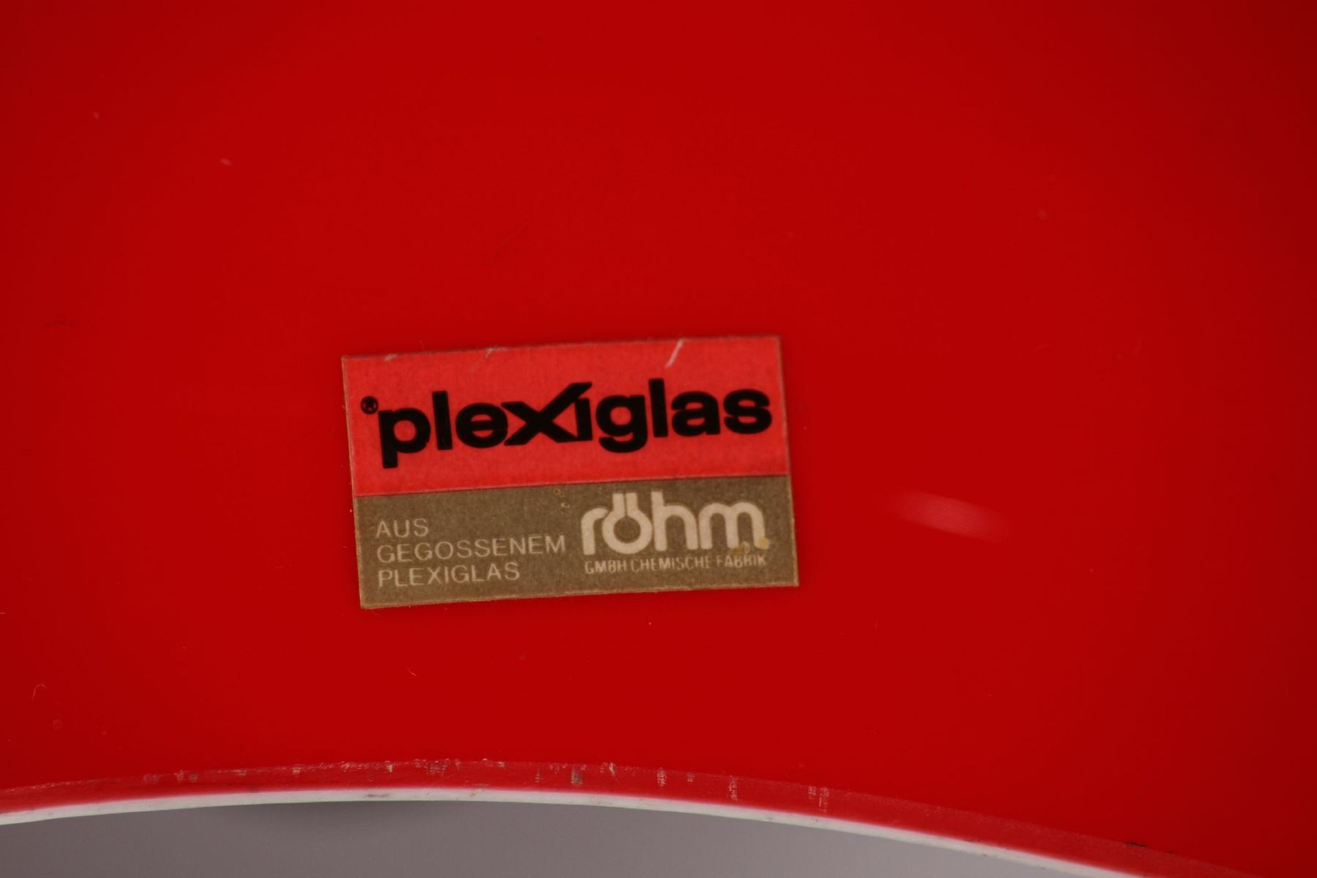 Paar Hängelampen "Röhm", Schweiz, Lampenschirme aus rotem gegossenem Plexiglas, Lampensockel E27, - Bild 2 aus 2