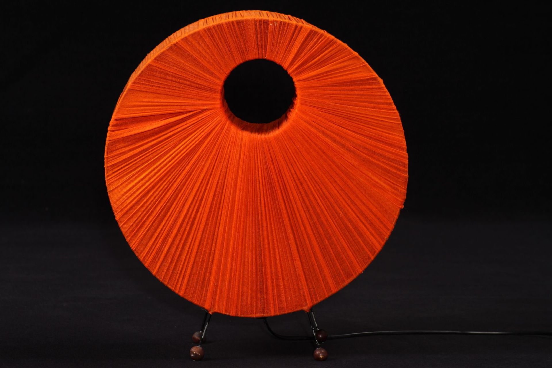 Tischlampe, 1970er-Jahre, Metallgestell z.T. geschwärzt, gefächerte Stoffbespannung in orange, auf