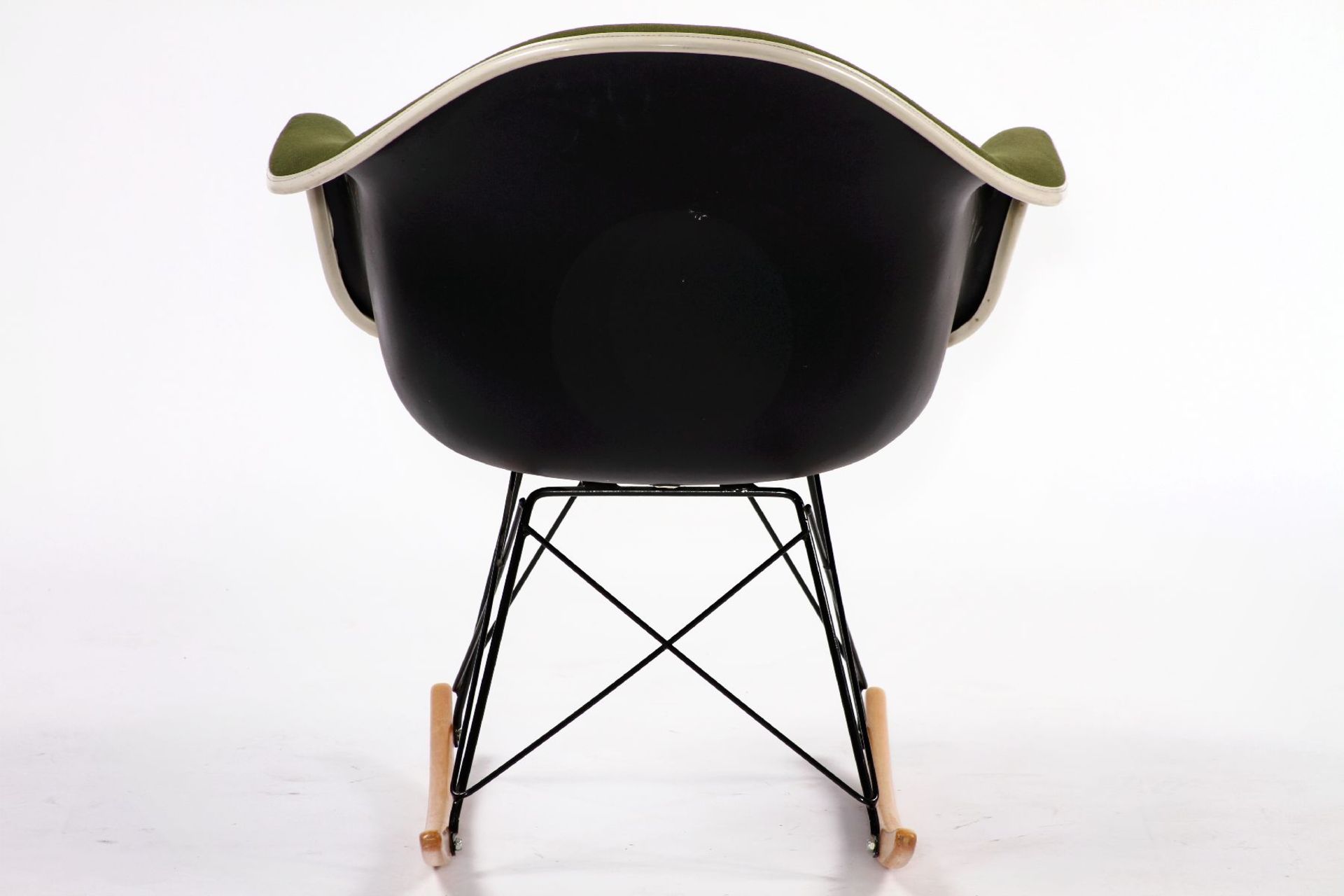 Eames Fiberglass Armchair RAR, "Vitra", Design by Charles & Ray Eames von 1950, die Schalenstühle - Bild 2 aus 3