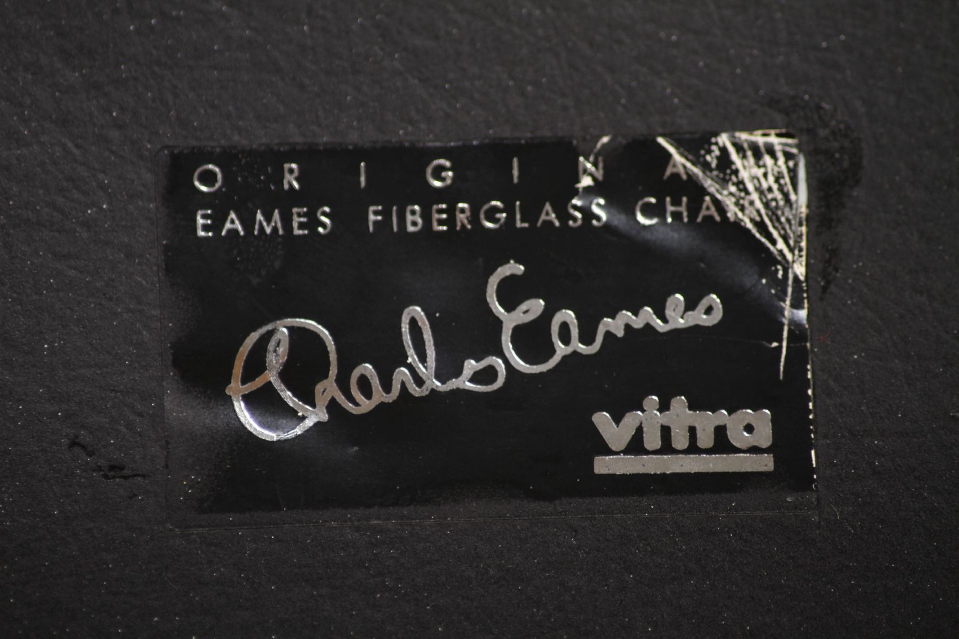 Eames Fiberglass Armchair RAR, "Vitra", Design by Charles & Ray Eames von 1950, die Schalenstühle - Bild 3 aus 3