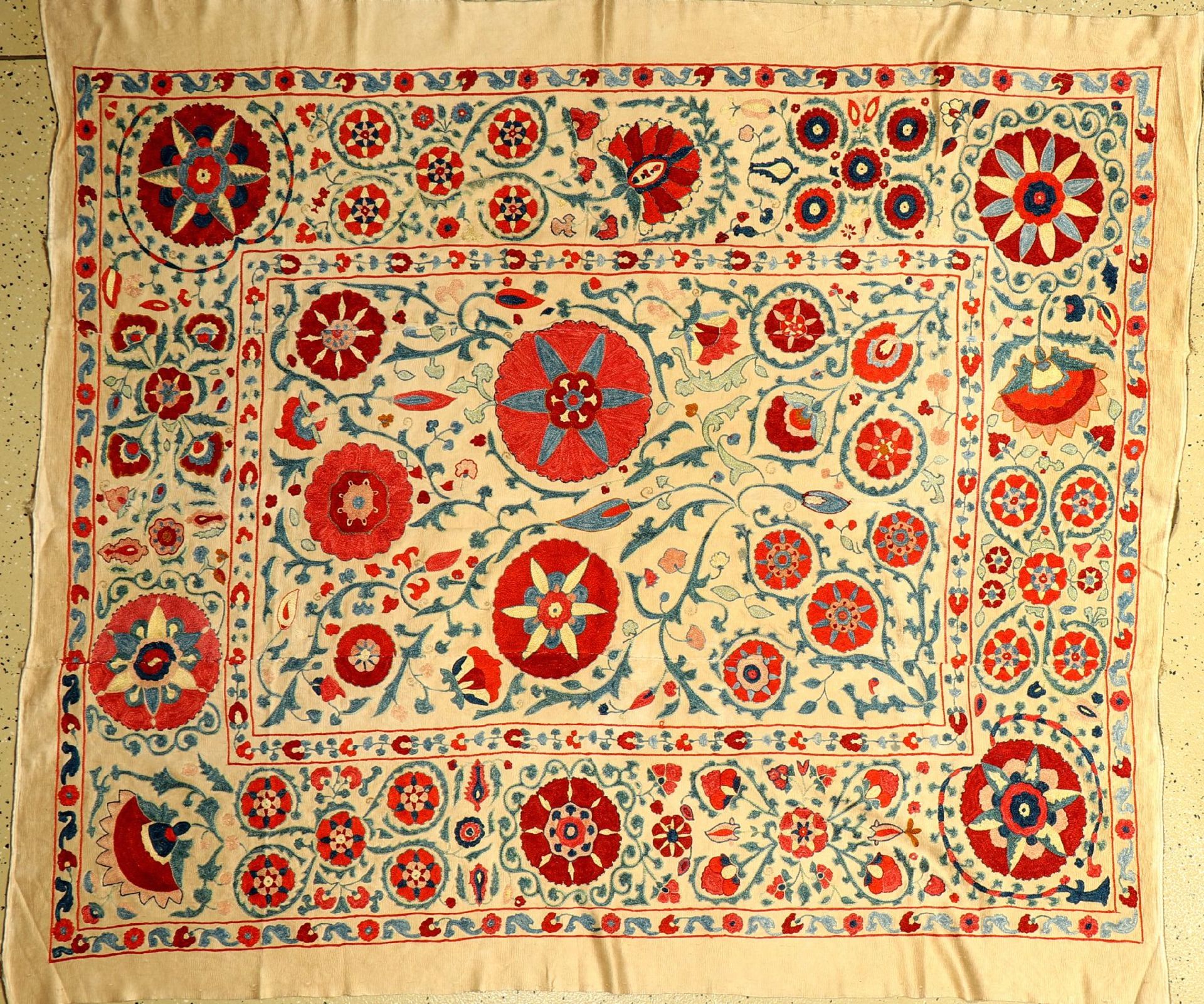 Uzbek Susani, ca. 10 Jahre, reine Naturseide, ca. 177 x 156 cm, EHZ: 2Uzbek Susani, approx. 10