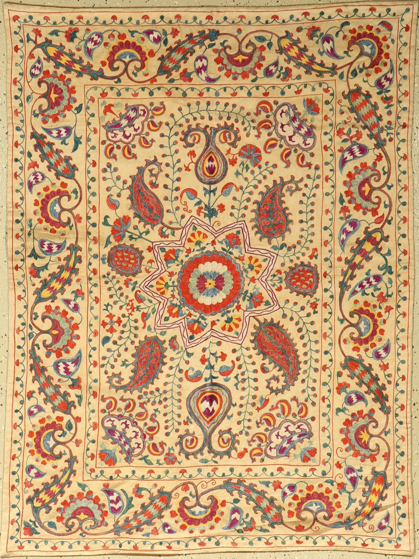 Uzbek Susani (Lakai Design), ca. 10 Jahre, reine Naturseide, ca. 129 x 96 cm, EHZ: 2Uzbek Susani (