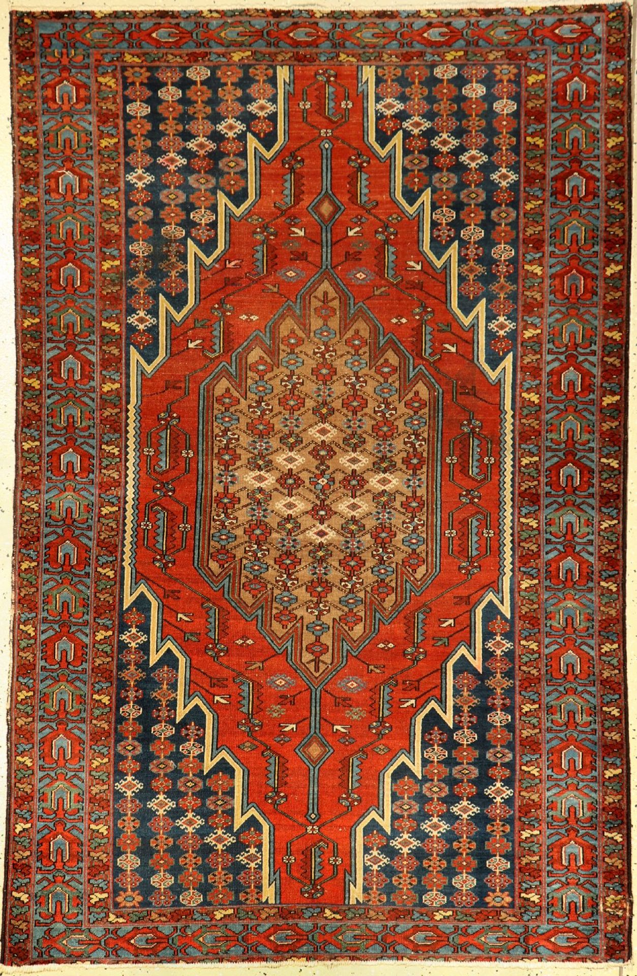 Mazlagan alt, Persien, um 1920, Wolle auf Baumwolle, ca. 196 x 127 cm, mit Kamelwolle, EHZ: