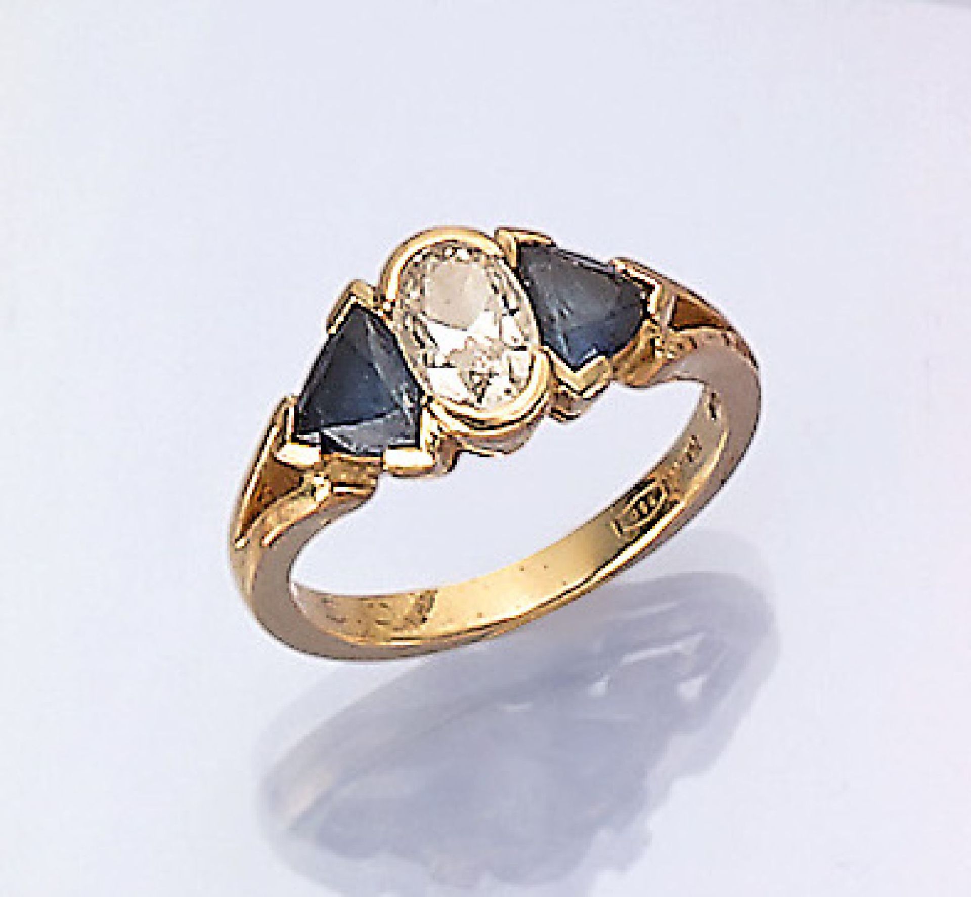 18 kt Gold Ring mit Diamant und Saphiren, GG 750/000, ovalfacett. Diamant ca. 0.69 ct Weiß/vs, 2