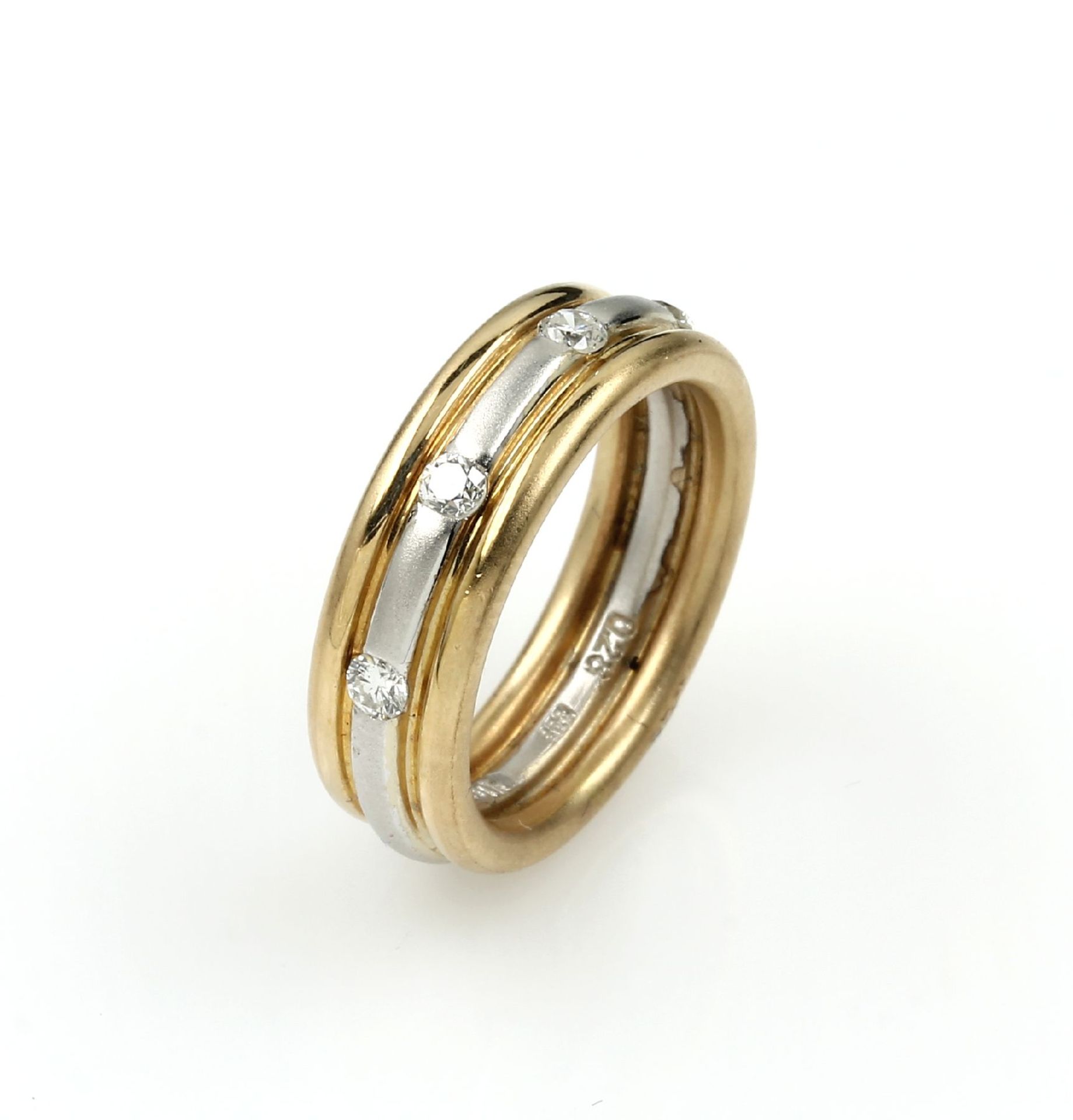 14 kt Gold Ring mit Brillanten, GG/WG 585/000, Ringschiene z.T. sat., mittig in WG gearbeitet, 4