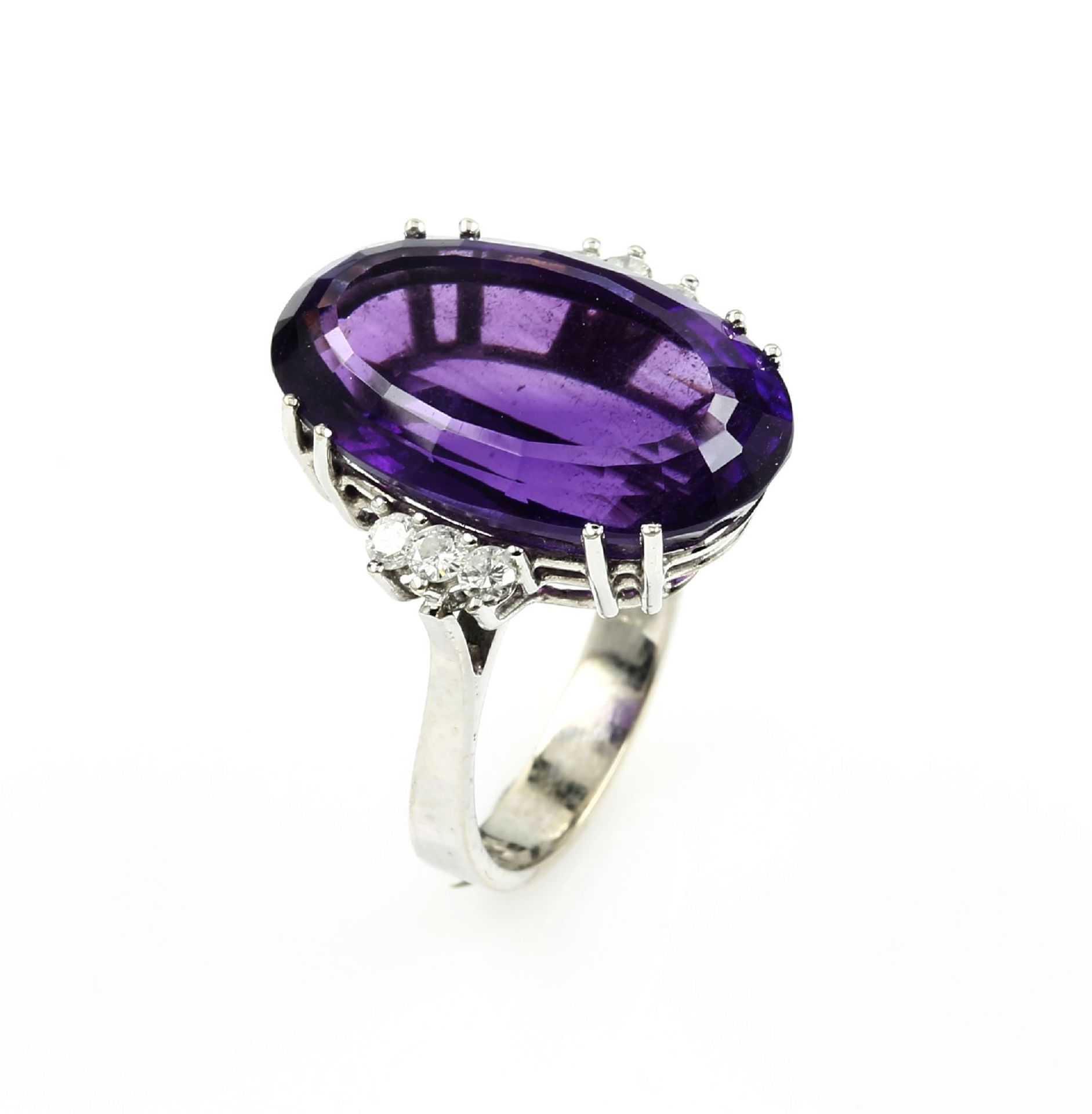 14 kt Gold Ring mit Amethyst und Brillanten, WG 585/000, ovalfacett. Amethyst ca. 17.50 ct, 6 Brill.