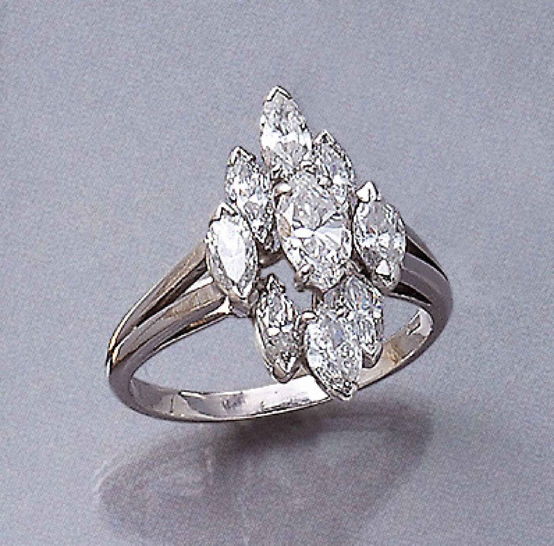 Platin Ring mit Diamanten, 9 Diamantnavettes zus. ca. 3.0 ct Weiß-l.get .Weiß/si, RW 54, ca. 6.93