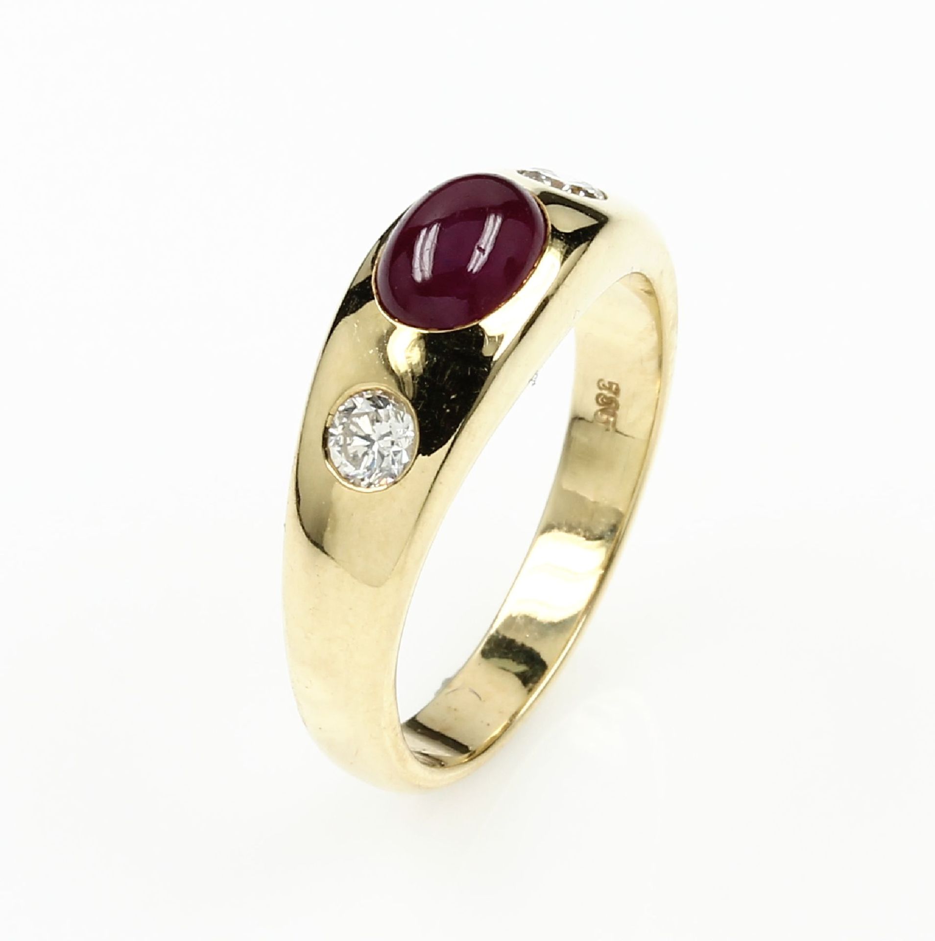 14 kt Gold Ring mit Rubin und Diamanten, GG585/000, 2 Brillanten zus. ca. 0.20 ct Weiß/si, ovaler