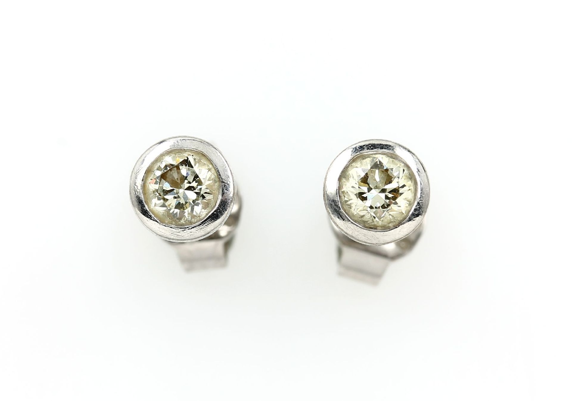 Paar 14 kt Gold Ohrstecker mit Brillanten, 2 Brillanten zus. ca. 0.50 ct get. (light yellow)/lr-