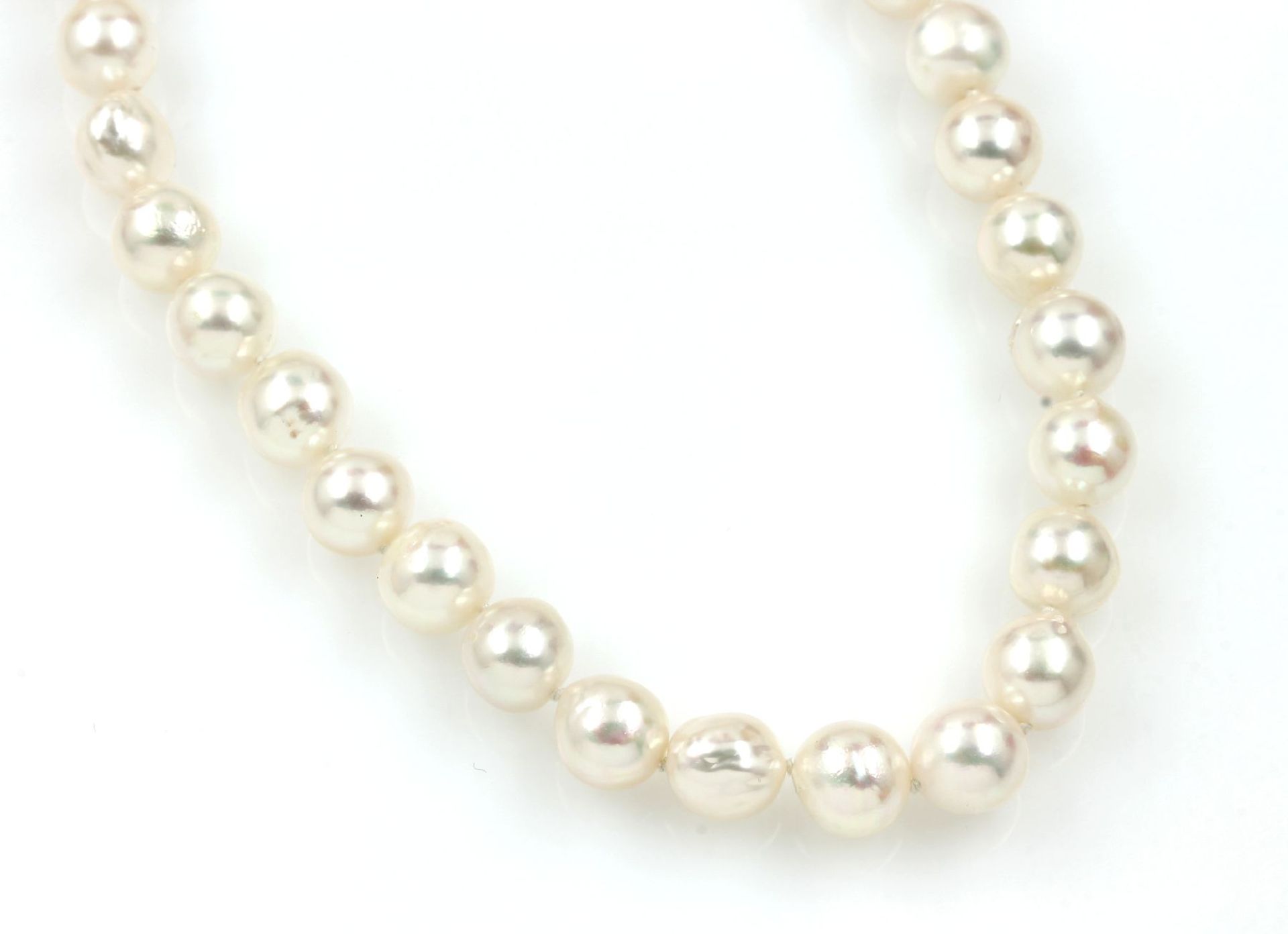 Collier aus Akoyazuchtperlen, Schließe in Perle eingearbeitet, barocke Perlen D ca. 8.5 - 9 mm, nat.