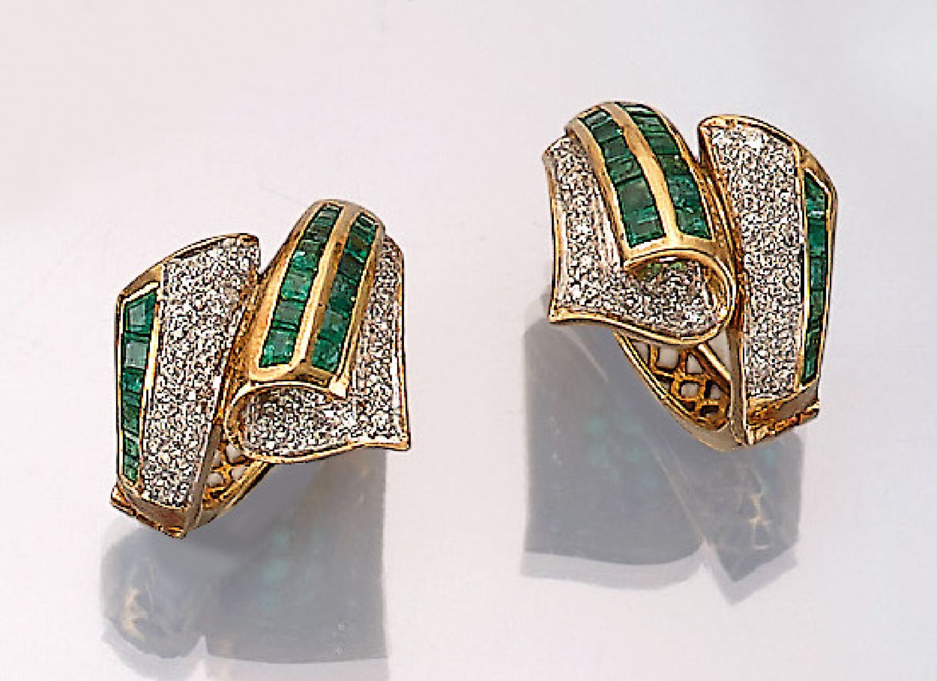 Paar 18 kt Gold Ohrcreolen mit Smaragden und Diamanten, GG 750/000, facett. Smaragd- carrees zus.