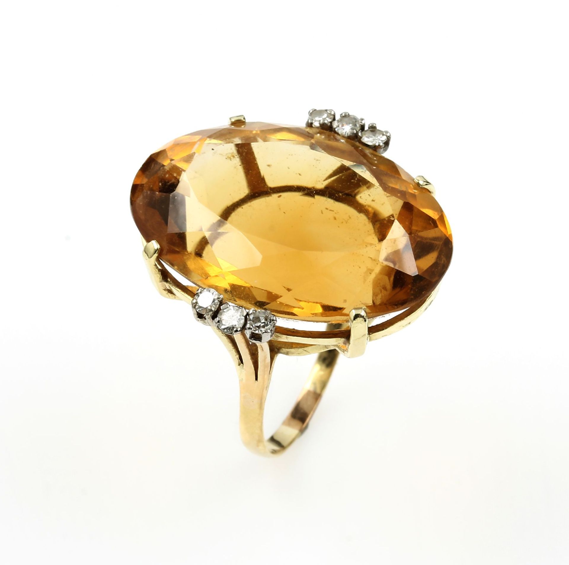 Ring mit Citrin und Diamanten, GG 585/000, gepr., hoch aufgebauter Ringkopf mit einem ovalfacett.