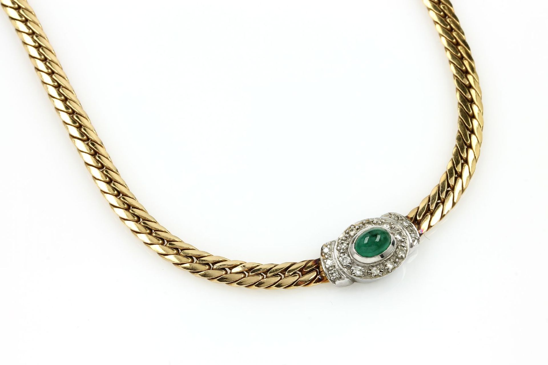 14 kt Gold Collier mit Diamanten und Smaragd, GG/WG 585/000, mittig ovaler Smaragdcabochon ca. 1.0