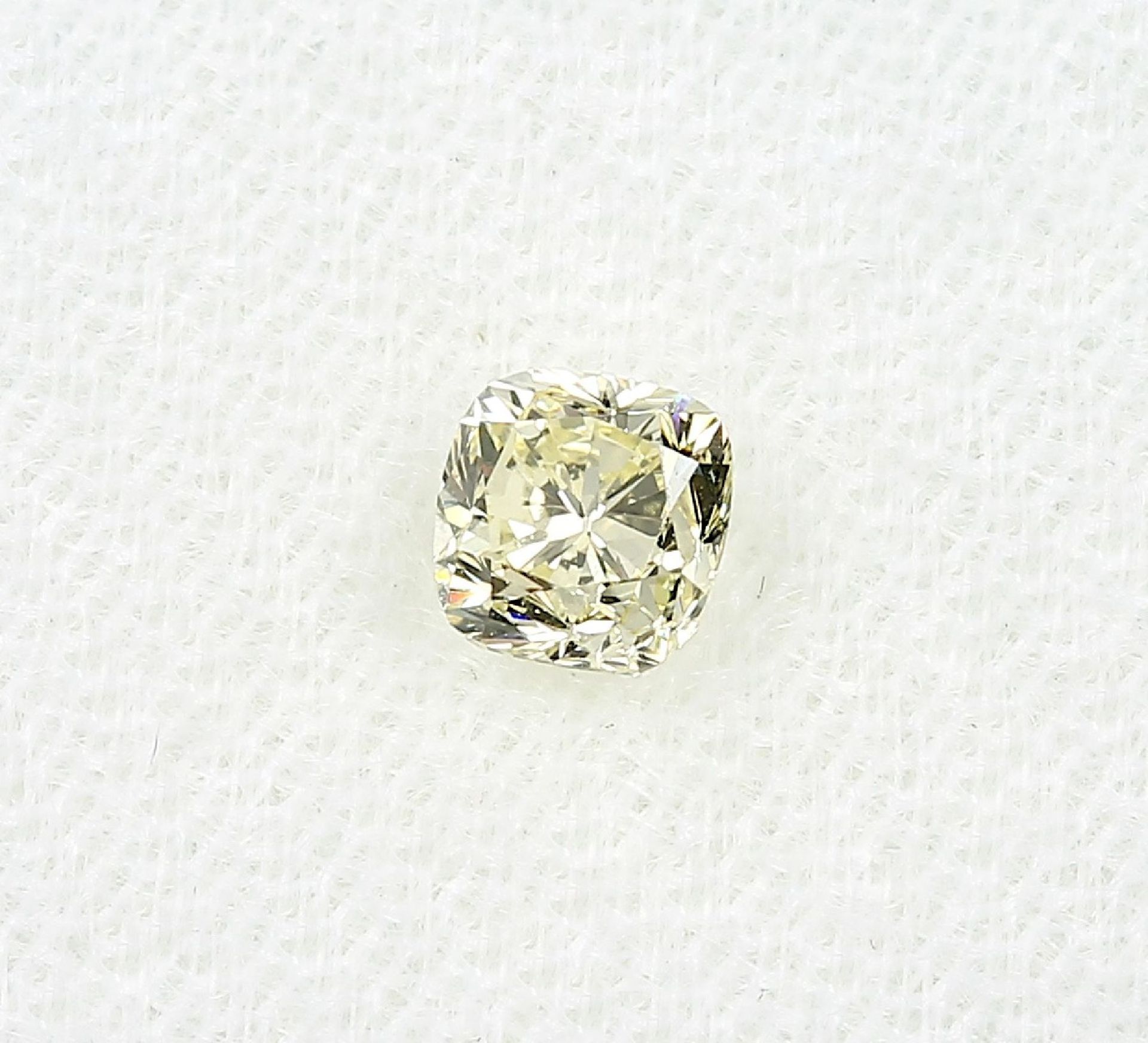 Loser Diamant, 0.71 ct Natural fancy yellow/vvs1, im Kissenschliff, 4.86 x 4.75 x 3.71 mm, mit HRD- - Bild 2 aus 3