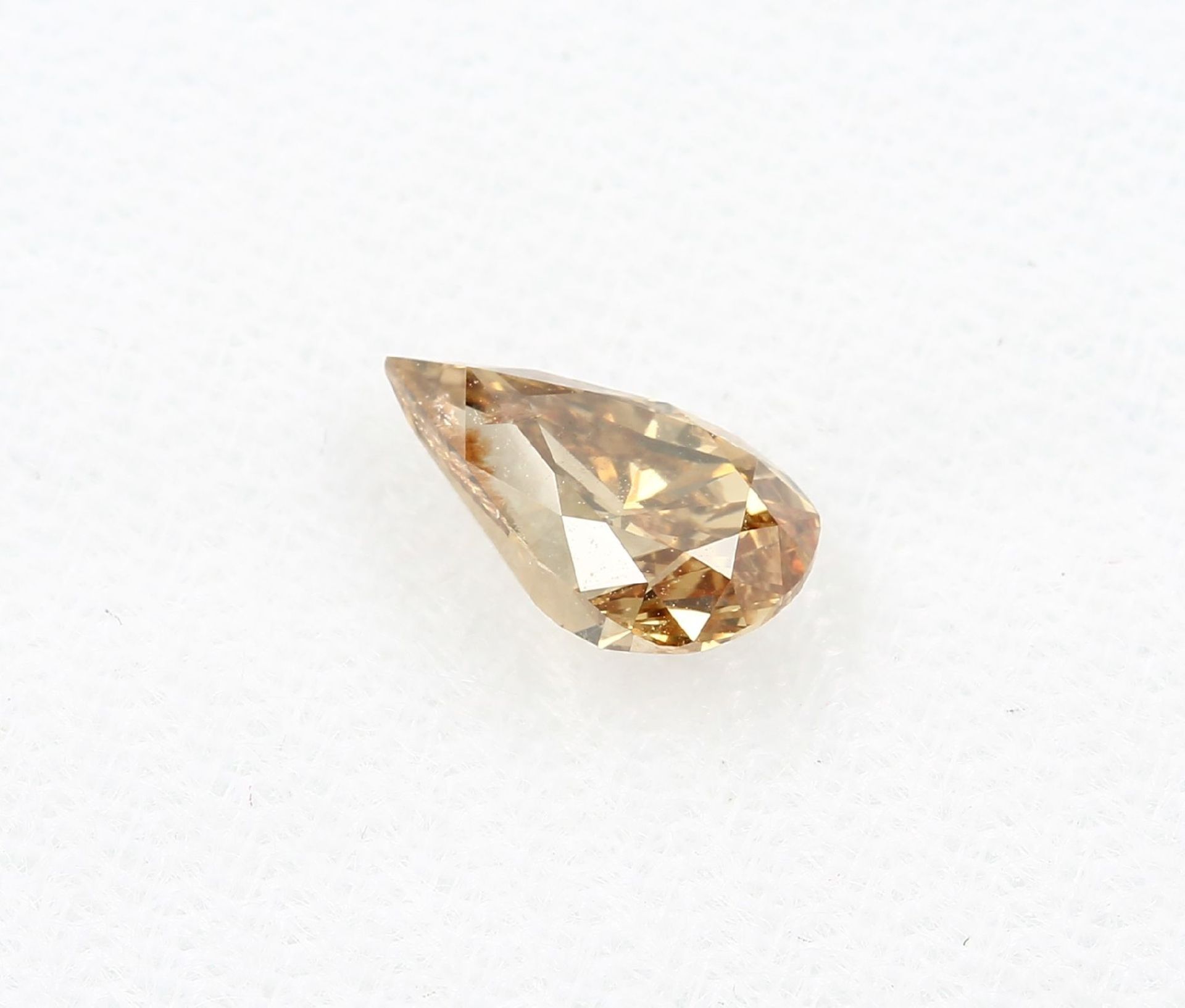 Loser Diamant, 1.01 ct Natural fancy deep brown-yellow, tropfenf. facett., 8.57 x 5.02 x 3.9 mm, mit - Bild 2 aus 3