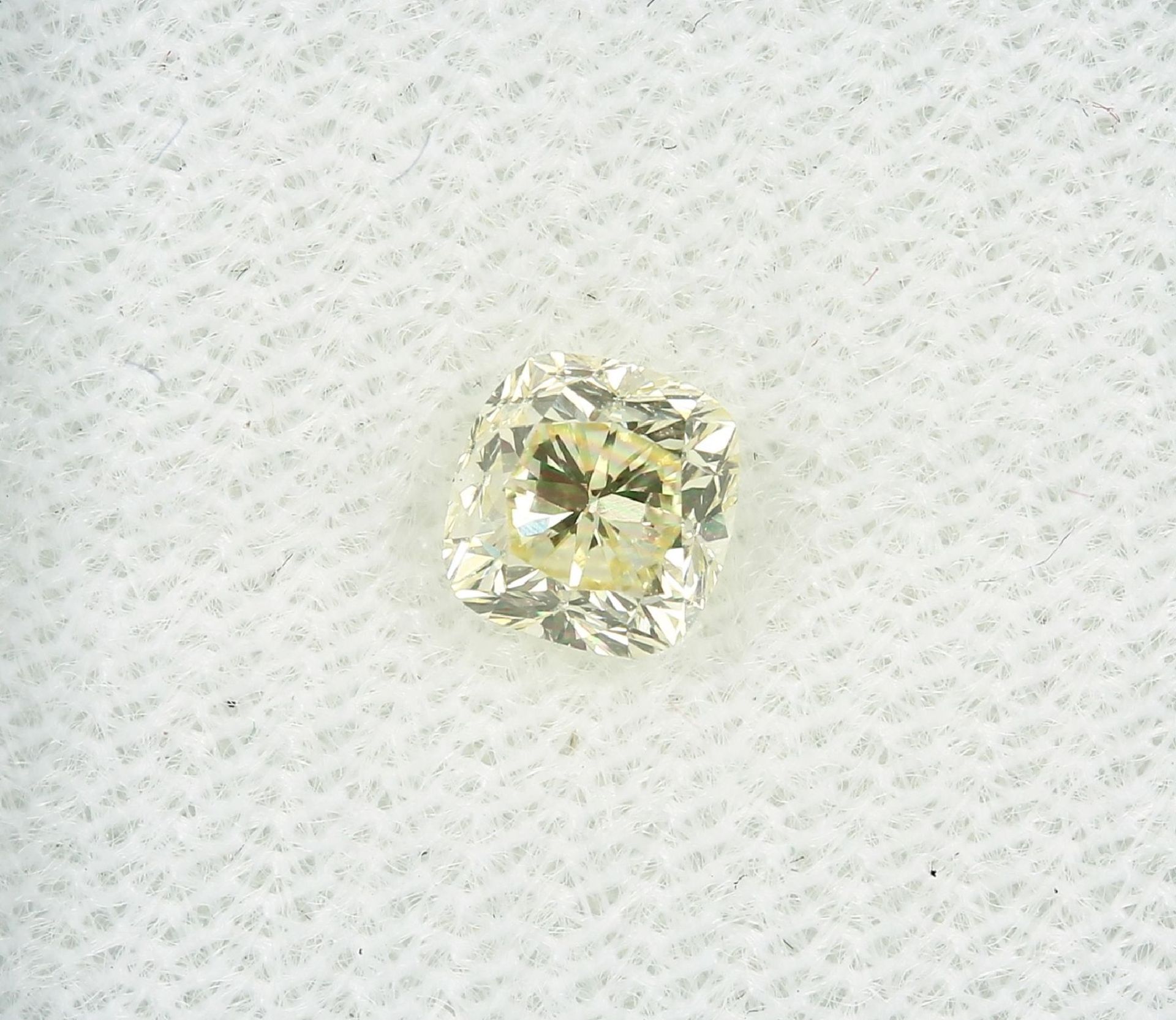 Loser Diamant, 0.71 ct Natural fancy yellow/vvs1, im Kissenschliff, 4.86 x 4.75 x 3.71 mm, mit HRD-